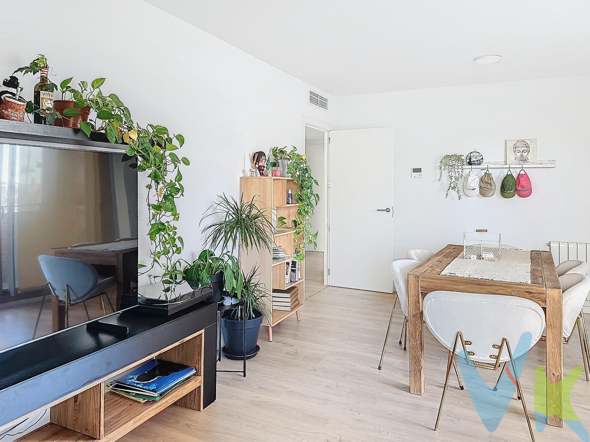 Imagina vivir en Valencia y disfrutar cada día de un entorno que combina modernidad, confort y una ubicación inmejorable. Esta vivienda, situada en un edificio de reciente construcción en la zona de Ciudad de las Artes y las Ciencias, es el hogar ideal para quienes buscan calidad de vida en una de las zonas más vibrantes de la ciudad. Desde el primer momento, al cruzar la puerta, te recibe un ambiente acogedor, luminoso y completamente equipado, pensado para que te instales y empieces a disfrutar de tu nuevo hogar sin preocuparte por nada. El amplio salón comedor, con acceso directo a una terraza. privada, es perfecto tanto para relajarte tras un día de trabajo como para compartir cenas inolvidables bajo el cielo valenciano. La cocina es independiente, moderna y funcional, equipada con todo lo necesario para hacer de la preparación de tus comidas un auténtico placer. Además, cuenta con una galería anexa que aporta practicidad y comodidad al día a día. La zona de descanso se compone de un dormitorio principal con baño en suite y vestidor, diseñado para ofrecerte el máximo confort. Un segundo dormitorio doble, igualmente acogedor, es ideal para familia o invitados, mientras que el tercer dormitorio te ofrece la flexibilidad de convertirlo en despacho, sala de juegos o habitación extra según tus necesidades. Y lo que realmente convierte esta vivienda en algo único: su espectacular terraza de uso privado de casi 100 m2. Un espacio al aire libre que se convierte en tu oasis particular, perfecto para desayunar al sol, disfrutar de veladas al fresco o simplemente desconectar con vistas despejadas. Pensando en tu bienestar durante todo el año, la vivienda dispone de calefacción por radiadores y un sistema de climatización frío-calor por conductos, garantizando el confort en cualquier estación. El edificio, moderno y completo, no solo ofrece una vivienda, sino una experiencia: zonas comunes diseñadas para disfrutar sin salir de casa, con piscina, área infantil y espacios pensados para relajarte o compartir tiempo en familia. Además, incluye una plaza de garaje y un espacioso trastero en el mismo edificio, para tu total comodidad. Ubicada junto a la Ciudad de las Ciencias, estarás rodeado de cultura, ocio, naturaleza y todos los servicios. Restaurantes, comercios, zonas verdes, colegios y conexiones con el resto de la ciudad hacen de esta zona una de las más codiciadas para vivir en Valencia. Esta no es solo una vivienda para comprar: es el lugar donde construir tu vida, crear recuerdos y disfrutar de una calidad de vida inmejorable en una de las mejores ubicaciones de la ciudad. ¿Estás listo para dar el paso? Tu nuevo hogar te espera.