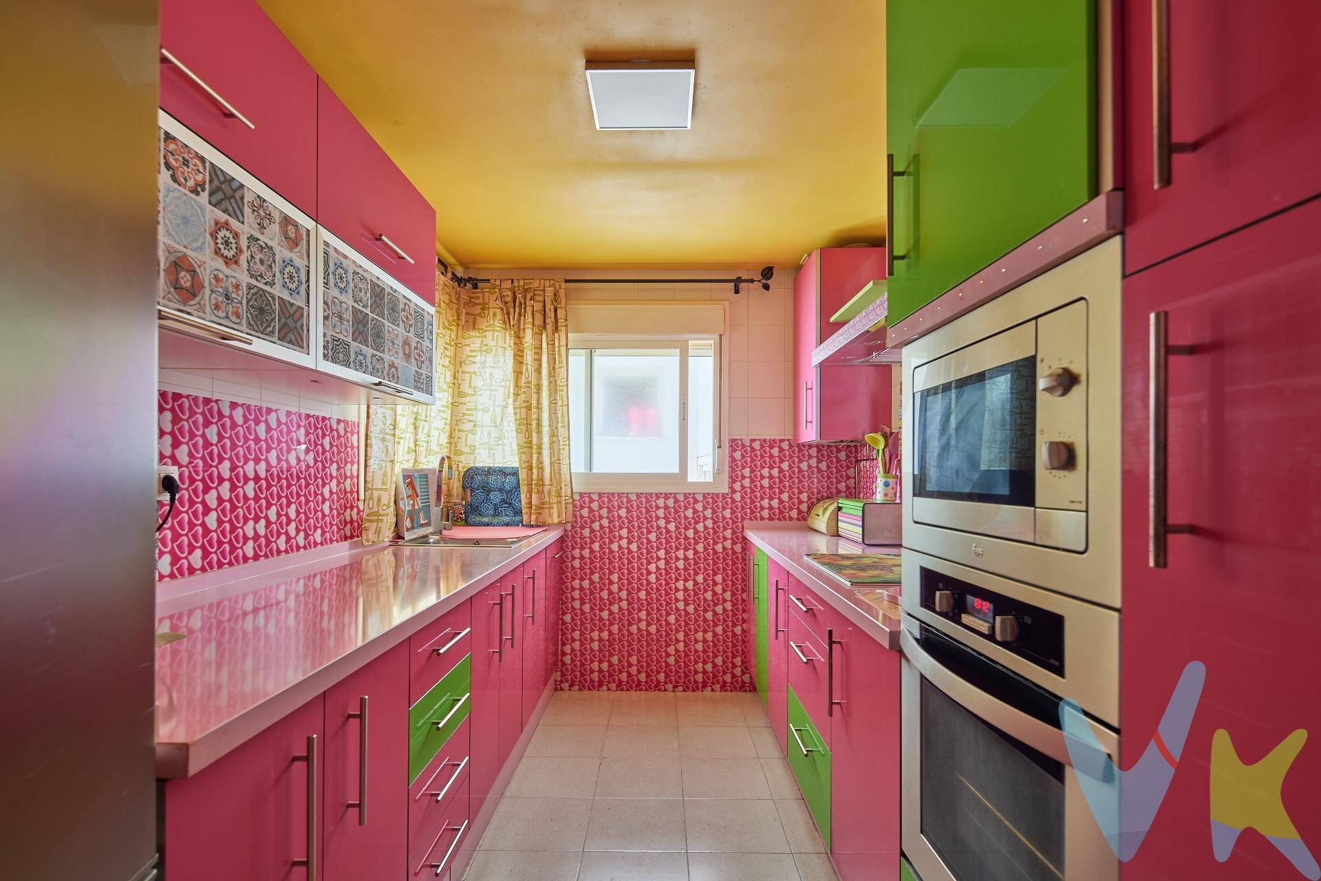 Descubre este piso de VPO situado a las puertas de Conil de la Frontera, específicamente en la tranquila zona Pocito Blanco. Este acogedor hogar ha sido transformado para ofrecerte una cómoda distribución con dos dormitorios (originalmente tres y se puede volver a su origen fácilmente), un amplio salón, además de una cocina independiente. Cuenta también con un baño, así como plaza de garaje y trastero que te brindarán ese espacio extra tan necesario. La maravillosa playa se encuentra aproximadamente a solo 2.000 metros, permitiéndote disfrutar del sol y el mar siempre que lo desees. La ubicación es perfecta; situada en una zona estratégica con buenas comunicaciones hacia los puntos principales del pueblo y servicios básicos cercanos como centro médico, farmacias, supermercados o colegios muy accesibles. Es el lugar perfecto si buscas tú residencia habitual. *Recuerda que nuestros precios no incluyen gastos adicionales relacionados con honorarios,  notaría ni otros trámites administrativos necesarios al adquirir esta propiedad; estamos aquí para guiarte durante todo el proceso! Y si estás pensando en vender tu inmueble antes de comprarlo ¡no dudes en contactarnos! Te ayudaremos a encontrar comprador rápidamente. * Gastos, impuestos y honorarios de la agencia no incluidos. Periodo de validez del anuncio hasta el 31de Diciembre de 2026. 