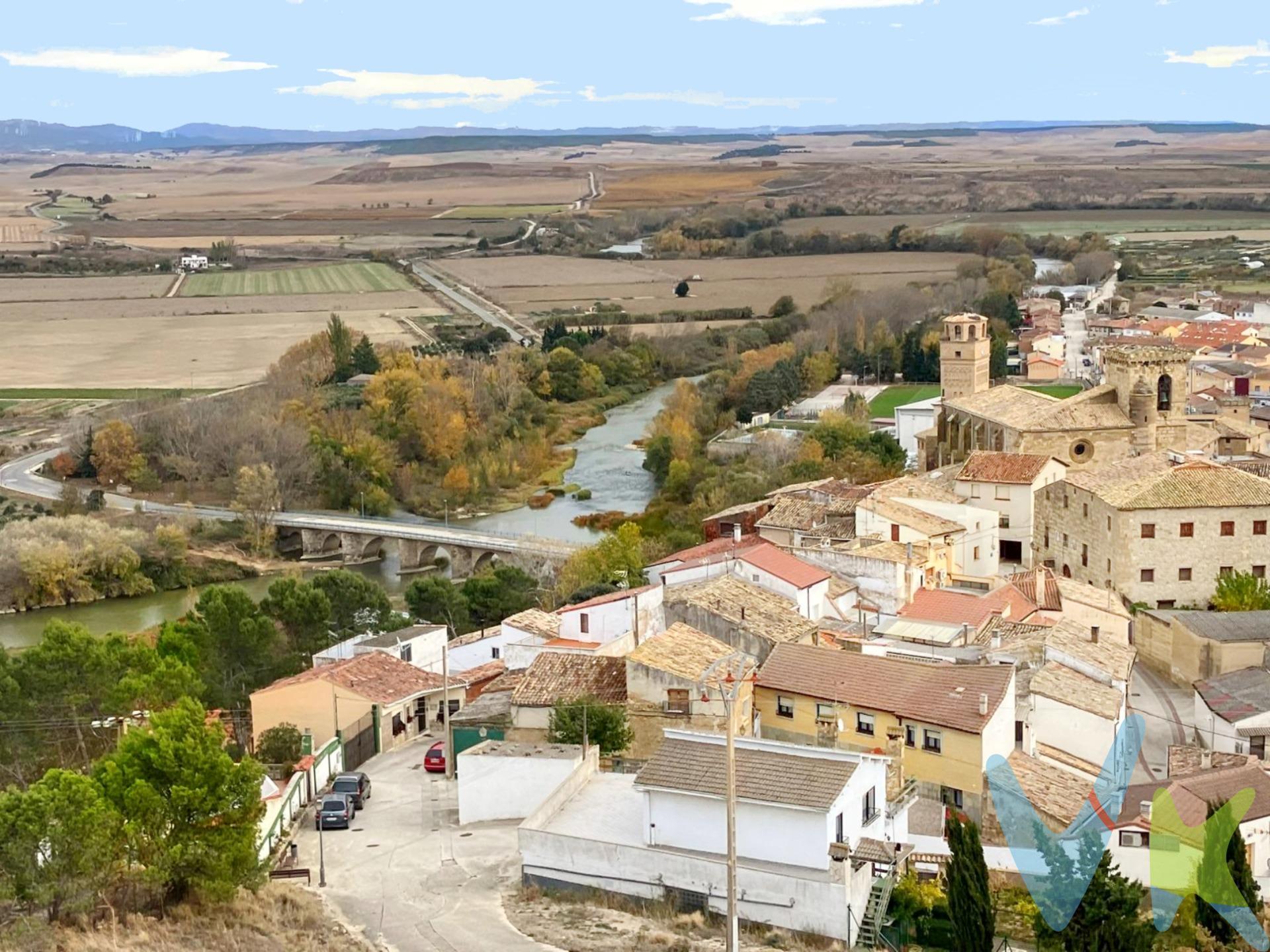 ¿Quieres construir tu propia vivienda? ¿O tener una segunda residencia? Se vende parcela urbana en Miranda de Arga, bonito pueblo que emerge en la margen derecha del río que le da nombre y vida. La parcela se ubica en una zona residencial y cuenta con 100,90 m². Las condiciones urbanísticas según la normativa municipal serían altura máxima de planta baja +1 altura; La alienación obligatoria del edificio con el límite de parcela con la vía pública (calle río Arga);  fondo máximo edificable de 12 m desde el límite de parcela con la calle. La edificabilidad de la parcela es de 133,47 m² construidos y suelo libre privado de 31,70 m².  . Hay que tener en  cuenta que existe cimentación sobre la parcela y parte de estructura de suelo de planta baja ya construida pues ya fue declarada la obra nueva en construcción. Esta parte puede derribarse por completo y construir de nuevo o puede mantenerse. En este caso, el nuevo proyectista tendrá que justificar el cumplimiento de la normativa de aplicación para la parte ya construida. El proyecto de obra se encuentra en el Ayuntamiento . El acogedor pueblo de Miranda de Arga invita a callejear para observar el despliegue de estilos artísticos tal y como evidencia su casco urbano con la Torre del Reloj o el Torreón como puntos destacados  o pasear por sus alrededores, puente medieval que cruza el río Arga o explorar el despoblado de Vergalijo.  Se encuentra en la merindad de Olite, zona media de Navarra a 47 km de Pamplona y 10 minutos de Tafalla. Datos meramente informativos, sin valor contractual.  Las superficies expresadas en esta página tienen carácter descriptivo y son aproximadas. El PVP indicado no incluye impuestos (ITP, IVA o AJD según el caso) ni gastos de transmisión (registro de la Propiedad, Notaría, Gestoría..). 