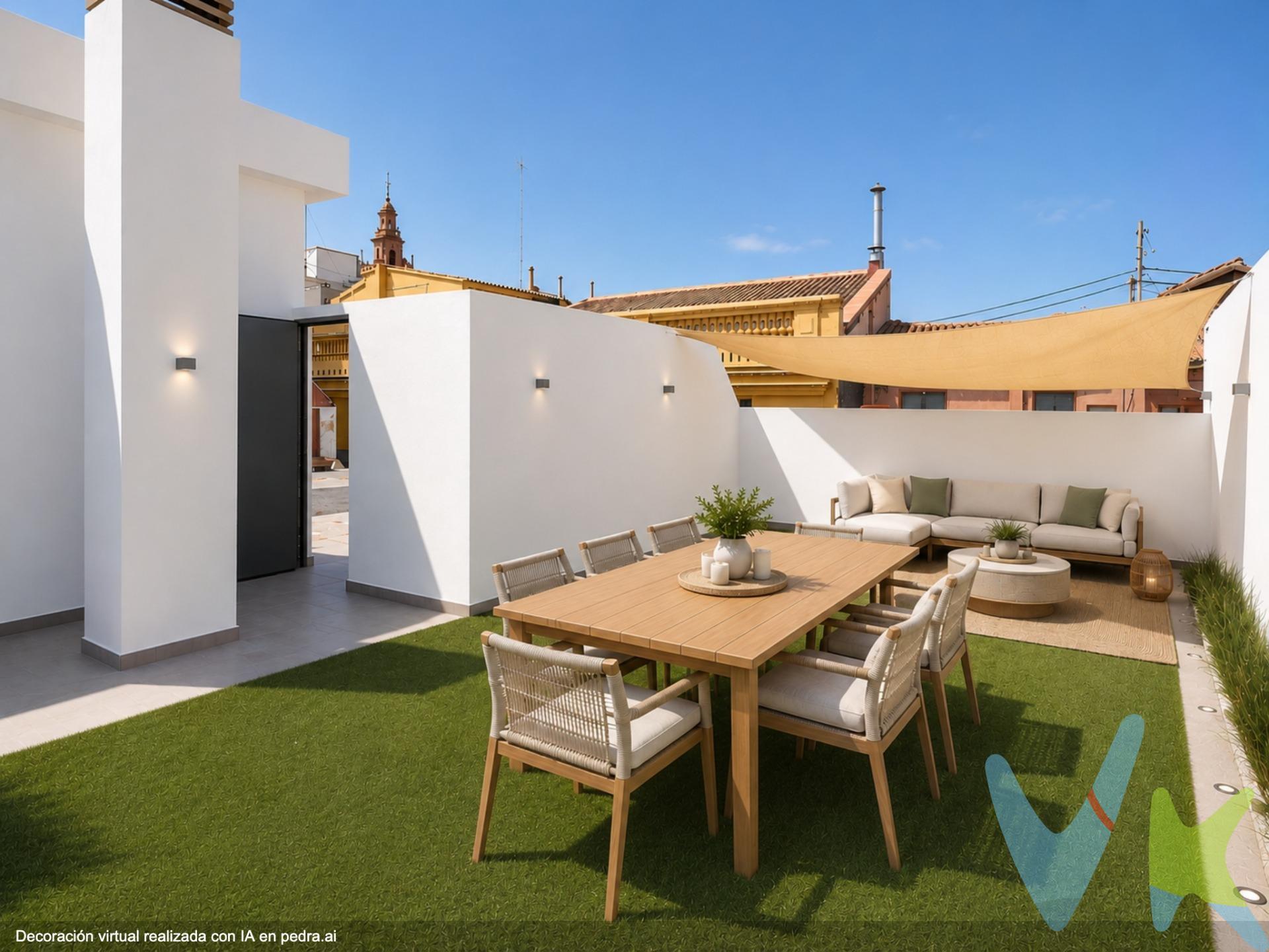 * El anuncio contiene imágenes creadas con IA marcadas , únicamente para poder visualizar las posibilidades de la vivienda. . Imagina vivir en el verdadero corazón de Valencia, donde la historia, la cultura y la energía de la ciudad se cruzan justo al salir de tu portal. Un entorno privilegiado donde tenerlo todo a un paso es solo el principio. El verdadero encanto de esta propiedad reside en el estilo de vida que ofrece y en un potencial casi imposible de encontrar en la zona. Su salón guarda un secreto arquitectónico único: la posibilidad de instalar una escalera interior que conecte el comedor directamente con su propia terraza privada. Esa terraza es la auténtica joya de la corona. Un refugio exclusivo elevado sobre los tejados del centro, pensado para desconectar del ritmo urbano, cenar bajo las estrellas o disfrutar del sol del Mediterráneo con absoluta intimidad. Más que una vivienda, es la oportunidad de diseñar un espacio con personalidad propia en una ubicación irrepetible. Hay proyectos que no se pueden imaginar solo con imágenes; hay que estar allí para sentir su luz y visualizar todo su alcance. Escríbenos o llámanos para coordinar una visita y ven a descubrir en persona todo lo que este rincón del centro puede ofrecerte. Por mandato expreso del propietario, comercializamos este inmueble en exclusiva, lo que le garantiza el acceso a toda la información, a un servicio de calidad, un trato fácil, sencillo y sin interferencias de terceros. Por este motivo, se ruega no molestar al propietario, a los ocupantes de la propiedad o a los vecinos. Muchas gracias por su . comprensión. 
