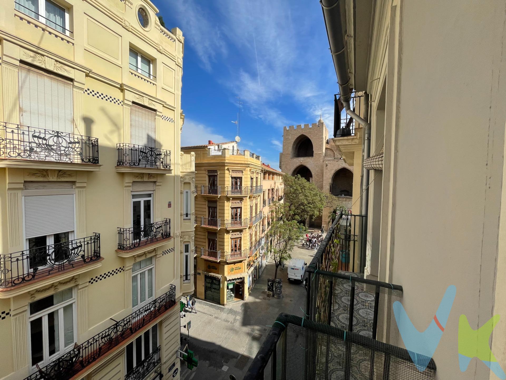 Un nuevo Open House de Finkas ng te da a descubrir un piso sencillamente espectacular. Este 29 de mayo podrás descubrir una de esas viviendas que raramente se ponen en venta, a un paso del centro de Valencia y a tan sólo 20 metros de las Torres de Serrano. ¡Qué espectáculo!. Podrás vivir en el mismo centro, rodeado de historia, de comercios típicos, del bullicio del turismo y envuelto en la vida de la Valencia auténtica. Ahhh! ¿Qué estás buscando una inversión para alquilar? Pues qué te voy a contar.. La vivienda se encuentra en la tercera planta de un edificio del Siglo XIX, con sus cicatrices, pero dispuesto a contemplar y albergar muchas batallas. Se distribuye actualmente en; hall, 2 dormitorios comunicados, 1 salón central, una habitación ciega, cocina y baño. . Han estado viviendo hasta hace poco, pero recomendamos darle una vuelta y traerla al siglo XXI. Con una reforma podría quedar de escándalo. . No lo dudes y ven a verlo este 29 de mayo. No olvides apuntarte a la jornada ya que el aforo es limitado. ¡Te esperamos!. ***. Agencia Registrada con el Nº 112 en el Registro Obligatorio de Agentes Inmobiliarios de la Comunitat Valenciana, según el DECRETO 98/2022, de 29 de julio, del Consell, por el que se regula el Registro de Agentes de Intermediación Inmobiliaria de la Comunitat Valenciana. La documentación del inmueble ha sido revisada y estimamos que reúne todos los requisitos necesarios para ser comercializado. El precio ofertado no incluye impuestos, gastos de compraventa ni honorarios de la agencia inmobiliaria. Las medidas aquí expuestas han sido obtenidas del Catastro. El anuncio no es vinculante, puede contener errores. ¿Tienes alguna duda? Consúltanos. ***. Los vendedores han confiado en este equipo para gestionar la venta del inmueble de forma exclusiva. Como no puede ser de otra forma, garantizamos un servicio de calidad, actuando en todo momento de forma transparente, ética y profesional. Así pues, se ruega la no interferencia de terceros y, sobre todo, no molestar a los propietarios, a los ocupantes del inmueble o a los vecinos. Muchas gracias por tu comprensión. No obstante, si eres agente inmobiliario y quieres visitar la vivienda con un cliente, no dudes en contactar. Estaremos encantados de colaborar. Juntos, sumamos. 