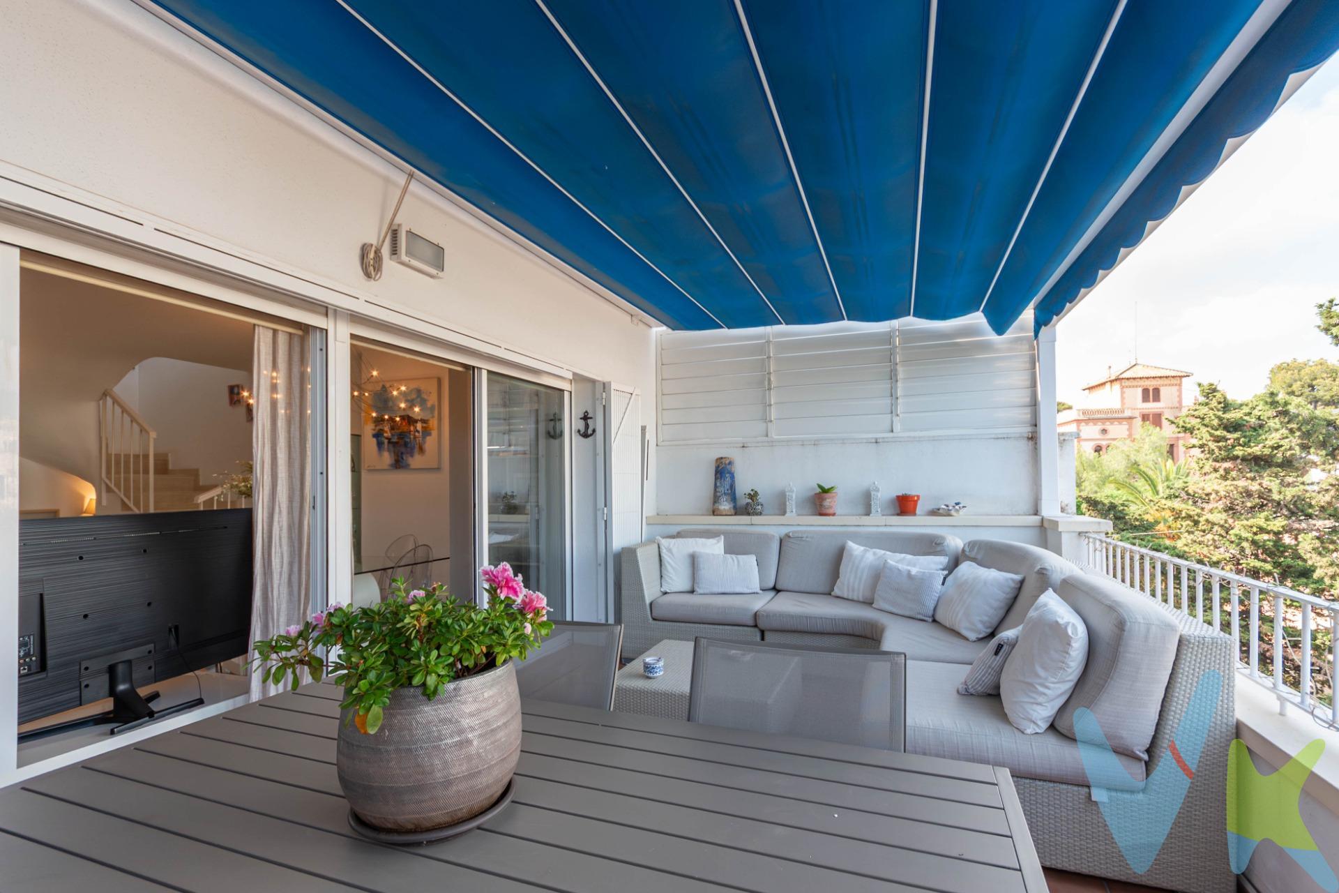 Ubicado en una de las zonas más exclusivas de Sitges, a tan solo dos minutos a pie de la playa de Sant Sebastià, presentamos este luminoso ático dúplex de 114 m² construidos, situado en una tranquila finca con ascensor. La propiedad destaca por su orientación, privacidad y dos amplias terrazas privadas con vistas despejadas al mar y a la montaña. Distribuido en tres niveles, el inmueble ofrece una cómoda y funcional organización de los espacios:. Primera planta: zona de descanso con dos habitaciones dobles (una de ellas en suite con baño completo), una habitación individual y un segundo baño completo. Segunda planta: gran salón-comedor con abundante luz natural, cocina independiente totalmente equipada y salida directa a una encantadora terraza, perfecta para disfrutar del aire libre y del clima mediterráneo. Tercera planta: solárium privado con espectaculares vistas al mar y a la montaña, donde se ubica también una zona de lavadero y espacio de almacenaje. Construida en 2007, la vivienda dispone de calefacción por gas natural y aire acondicionado. Una opción ideal para quienes buscan luz, amplitud y tranquilidad en una ubicación privilegiada de Sitges, cerca de todos los servicios y del centro histórico. Ref. 11343 MM. Precio de venta: 690.000 €. El precio no incluye impuestos (ITP, IVA y AJD), ni los gastos de notaría ni de registro. El mobiliario y los elementos decorativos que aparecen en las imágenes no están incluidos en el precio. 