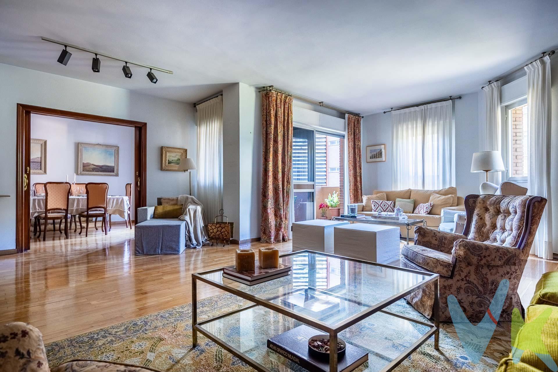 Fantástico piso a la venta en el Porvenir, el barrio más demandado de Sevilla. Actualmente está distribuido en hall de entrada, maravilloso salón con tres ambientes distintos y comunicado con el comedor. Ambas estancias con salida a una amplia terraza con inmejorable orientación al Sur. La cocina, a la que se accede también por una puerta de servicio, tiene lavadero y un pequeño cuarto de servicio. El piso tiene tres amplios dormitorios, todos ellos con armarios empotrados y cuarto de baño en suite. Llama la atención la zona del piso dedicada a los niños, con un dormitorio enorme con cabida para tres camas y con varios armarios empotrados, salita y una segunda terraza integrada y convertida en sala de estudios y juego. Cabe destacar los maravillosos suelos de madera de haya, la calidad de las puertas, alguna de ellas emplomadas, la cantidad de armarios empotrados distribuidos por todo el piso, la amplitud de todas las estancias y la tranquilidad y seguridad de la urbanización, con portero durante todo el día. Tiene dos magníficas plazas de garaje y un gran trastero de 60 m2. Actualmente son dos pisos unidos, uno de 161 m2 y otro de 98 m2, con dos fincas registrales por lo que se podrían volver a separar si los nuevos propietarios así lo dispusiesen. Informamos a nuestros clientes que el precio de venta no incluye lo siguiente: honorarios de agencia, impuestos (el Impuesto de Transmisiones Patrimoniales, I. V. A. o A. J. D. , en su caso), otros gastos de la compraventa (gastos de registro de la Propiedad, Notaría, gestoría ni de posible financiación). Documento D. I. A. a disposición del consumidor según Decreto 218/2005 Junta de Andalucía. 