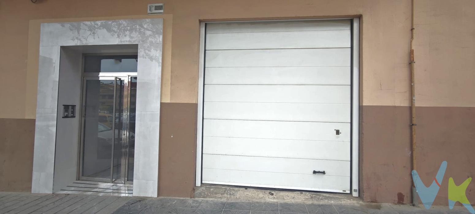  PRIMER GRUPO VIVENDIA dispone de COCHERA a pie de calle con 35 metros construidos y 30 metros útiles. En una ubicación estratégica de Paterna, en la zona de El Alborgí,Además, la zona de El Alborgí se caracteriza por ser un barrio residencial consolidado, lo que garantiza un entorno tranquilo y seguro. La inversión en este tipo de inmueble no solo supone un excelente resguardo para su vehículo, sino también una oportunidad de capitalizar en un bien inmueble en una ubicación preciada.Para aquellos que valoran la tranquilidad y seguridad, este garaje cumple con todos los requisitos. Las facilidades para visitar el inmueble son totales. Estamos totalmente disponibles para coordinar una cita en la que podrá observar de primera mano las características únicas que hacen de este garaje una verdadera oportunidad. Nuestro equipo estará encantado de acompañarle, resolver cualquier duda y proporcionarle todos los detalles que precise para tomar una decisión informada.En conclusión, ya sea como una inversión o por necesidad personal, este garaje es una opción indiscutible por su ubicación, funcionalidad y valor añadido como espacio seguro en Paterna. No deje pasar la oportunidad de adquirir un inmueble de estas características que alía la practicidad con el beneficio patrimonial.Póngase en contacto con nosotros hoy mismo para concertar una visita y descubrir de primera mano todo lo que este garaje tiene para ofrecer. Con cada metro cuadrado optimizado para su comodidad, este espacio está listo para satisfacer sus requerimientos de estacionamiento o almacenamiento. No espere más, venga a conocer su próxima inversión en El Alborgí.La venta de esta propiedad se gestiona mediante contrato de MULTIEXCLUSIVA, donde más de 400 agencias colaboradoras tienen la ventaja de poder ofrecer a sus potenciales arrendatarios esta vivienda, lo que le garantiza un servicio de calidad, un trato fácil, sencillo y sin interferencias de terceros. Por este motivo, se ruega no molestar al propietario, a los ocupantes de la propiedad, a los vecinos o conserjes del edificio o urbanización si los hubiera. Si Usted es agencia inmobiliaria y tiene un cliente para este inmueble, llámenos, estaremos encantados de colaborar en ésta y otras operaciones 