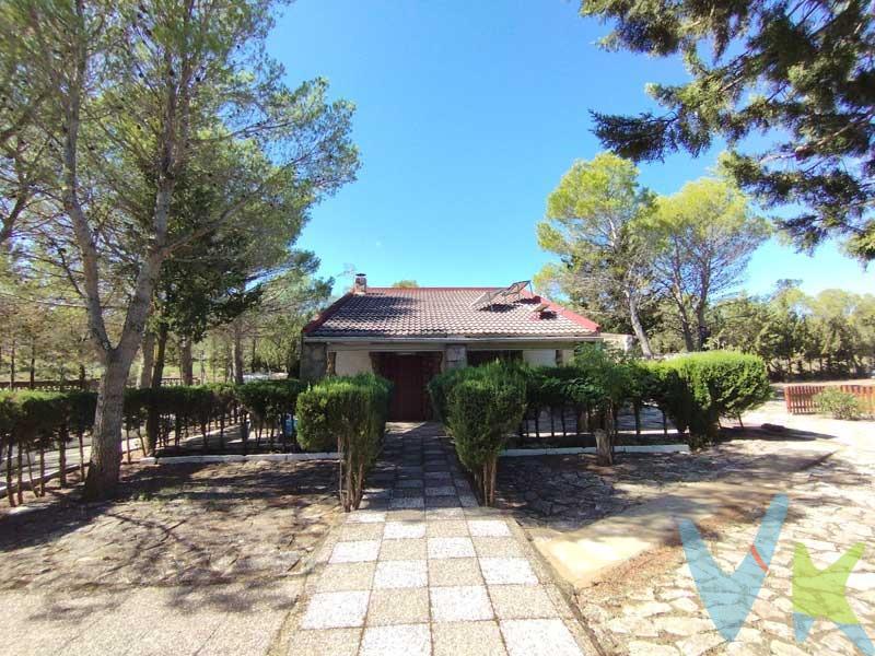 <b>ZUERA - MONTE VALLONES: </b>Chalet de una planta en terreno de 1500 metros. Salón, 2 dormitorios, cocina y baño. Porche de 15 metros.,trastero. Suelos de terrazo, ventanas de madera, agua caliente con butano, luz con placas solares con acumuladores, agua de aljibes y fosa séptica. 