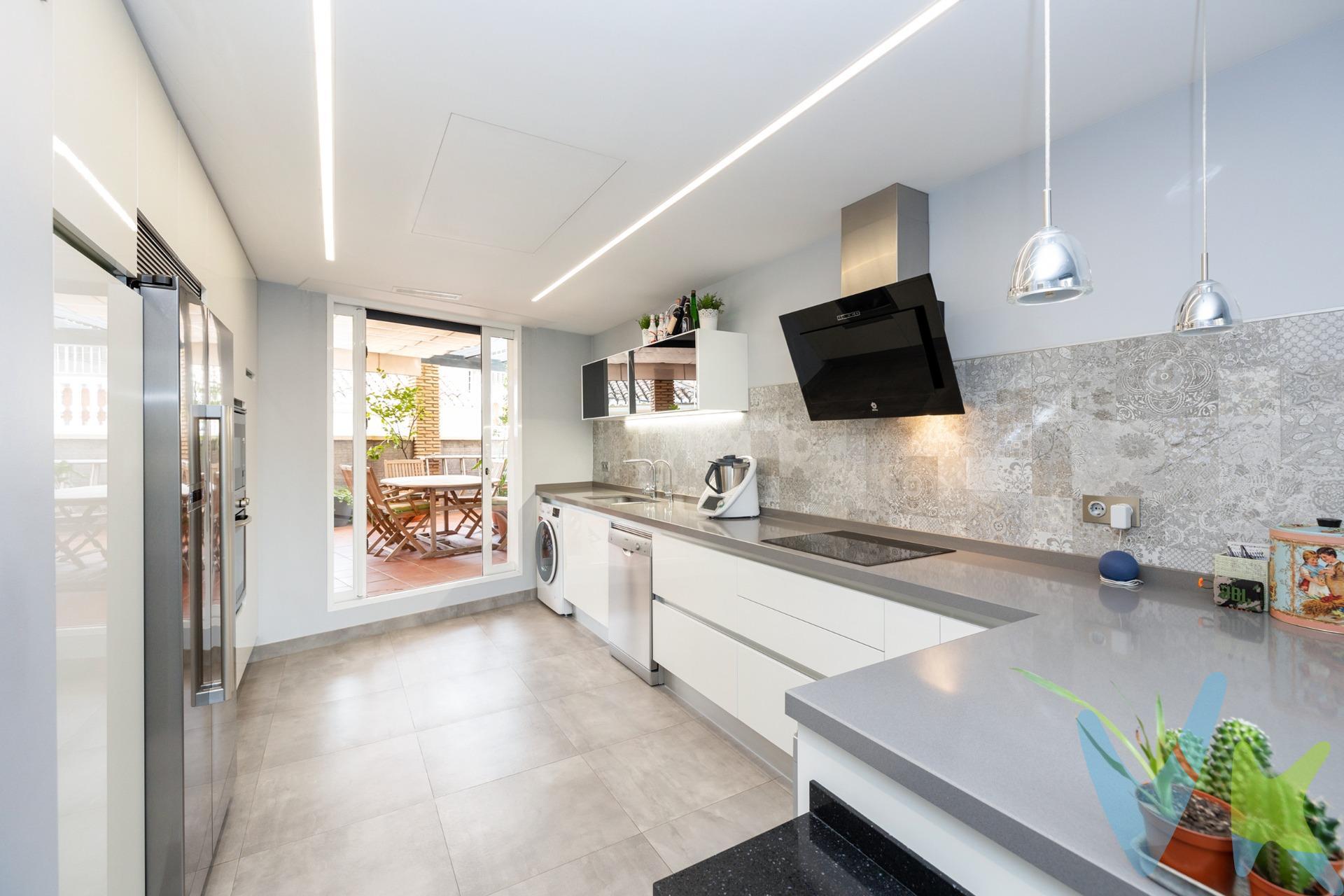 Descubre tu nuevo hogar !! En zona parque Almunia, esta bonita casa adosada te ofrece una vida cómoda y moderna en una ubicación privilegiada cerca de todos los comercios y servicios que necesitas., sin olvidar las variadas universidades y colegios que hay en su entorno .Su inmejorable orientación, suroeste, garantiza luz natural todo el día . Con 285 m2 construidos, esta vivienda se distribuye en tres plantas. La planta principal cuenta con amplio y luminoso salón comedor, un aseo y una moderna cocina con acceso directo a una maravillosa terraza de 50 m2 para relajarte al aire libre después de un duro día de trabajo. En la primera planta encontraremos 3 habitaciones, incluyendo una suite principal con vestidor y baño privado, así como un segundo baño completo. Además, en la planta semisótano alberga un espacioso garaje con capacidad para varios vehículos y un gran salón de ocio con chimenea para reuniones sociales. La vivienda, con un impecable estado de conservación, cuenta con excelentes calidades, climatización por conductos en ambas plantas con rejillas motorizadas y domotizadas AIR ZONE así como18 placas solares de 455 Kwh. y un inversor Deye de 8 Kwh. No lo dudes y llámanos para visitar la  que será tu futura casa . La forma de pago no será un inconveniente para que este sea tu futuro hogar, estudiamos contigo las diferentes formas de pago para facilitarte la compra, compra aplazada, alquiler opción compra  etc, etc,etc. Ref. N315. * El PVP indicado no incluye impuestos, gastos de Escritura ni honorarios de agencia. * Las superficies expresadas en esta página tienen carácter descriptivo y son aproximadas. * Los precios pueden ser susceptibles de modificación sin previo aviso. * Muebles NO incluidos en el precio.