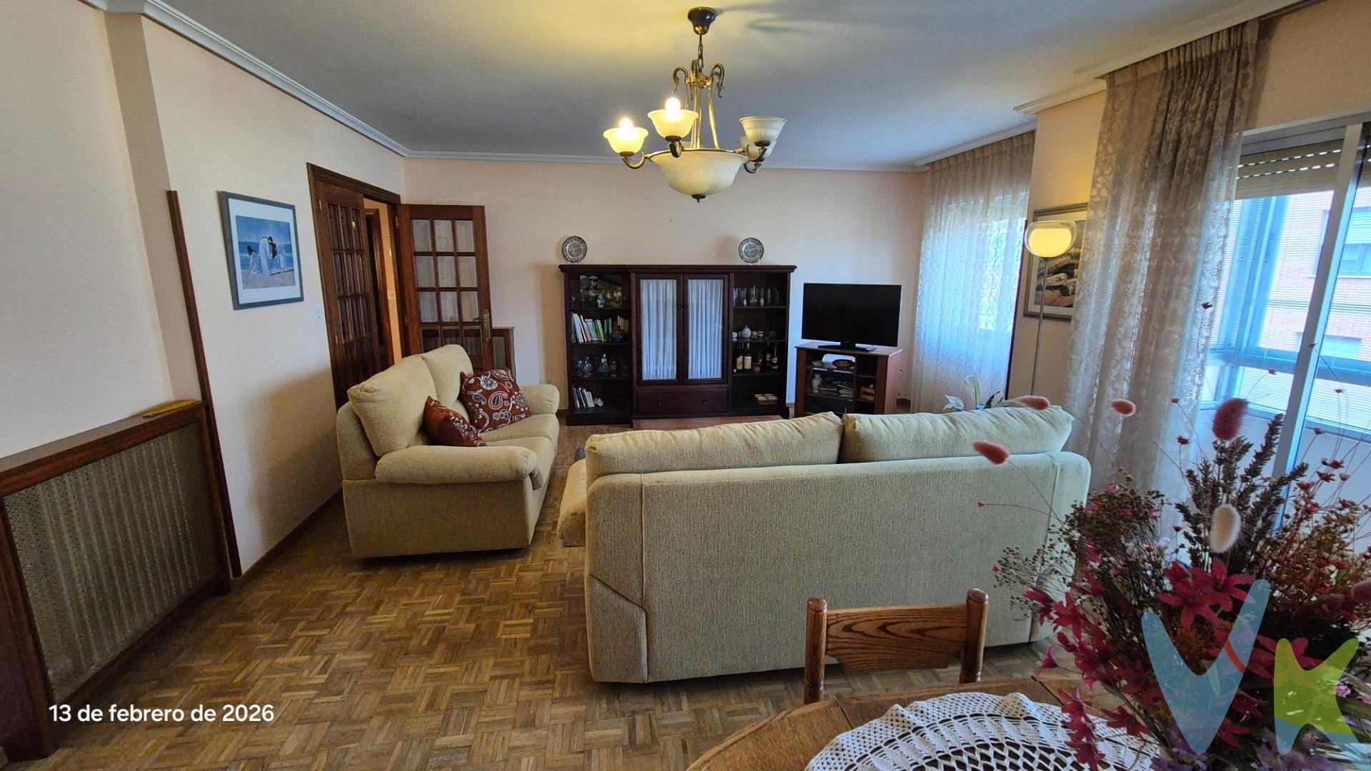 Presentamos este atractivo piso en la zona alta de Ponferrada, ideal para quienes buscan comodidad y bienestar. Con una superficie construida de 130 m² y útil de 107 m², esta propiedad se encuentra en un estado excelente, lista para entrar a vivir sin necesidad de reformas adicionales. Su distribución incluye dos habitaciones dobles amplias y luminosas junto con una habitación sencilla que puede servir como despacho o cuarto adicional. Además cuenta con un baño completo bien equipado y aseo separado para mayor funcionalidad. La orientación noroeste garantiza luz natural durante gran parte del día mientras disfrutas desde su amplia terraza exterior donde podrás relajarte al aire libre. El edificio ofrece accesibilidad total ya que es todo exterior lo cual favorece la ventilación cruzada. Entre los extras destacan el trastero incluido perfecto para almacenamiento extra así como proximidad a servicios esenciales: transporte público (autobuses cercanos), hospitales privados e instalaciones recreativas tales como zonas infantiles ideales si tienes niños pequeños. No pierdas la oportunidad de adquirir este magnífico inmueble.