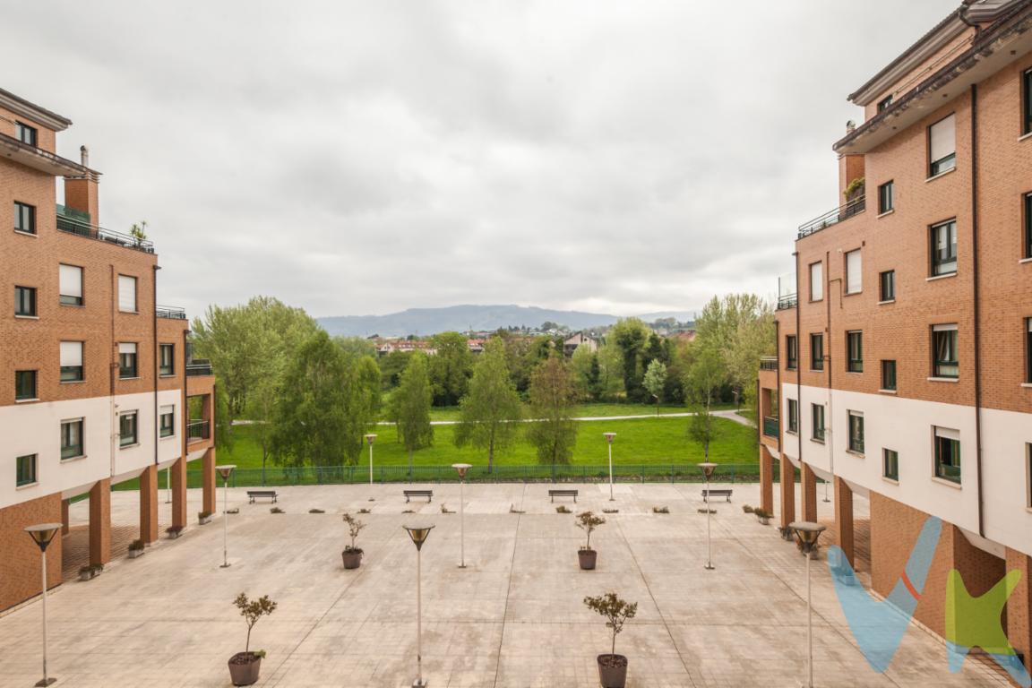 En la zona residencial de VIESQUES, presentamos esta preciosa vivienda de 3 DORMITORIOS ,plaza de garaje y trastero.Ubicada en un entorno privilegiado , con vista al parque fluvial,  con todos los servicios que una familia necesita, colegios, supermercados, autobús, etc, Destacamos su amplitud, pues tiene 90 metros cuadrados útiles, distribuidos  en  tres amplios dormitorios, todos con vistas al parque fluvial, y armarios empotrados.Amplio salón comedor , muy luminoso.Cocina independiente,  con muebles altos y bajos,  electrodomésticos, y una despensa con mucha capacidad de almacenaje.Plaza de garaje con acceso directo.Trastero , situado en la planta-bajocubierta , de 12 metros, y con ventilación.Una vivienda ideal para las familias que buscan un piso amplio y bien situado en Viesques.No dudes en visitarlo, te encantara.El precio NO incluye: Impuestos, gastos de Notaría, registro y honorarios de mediación inmobiliaria del 2% más I.V.A. con un mínimo de 2000 euros mas I.V.A a cargo del comprador.A título orientativo, en segundas transmisiones, el comprador abonará el Impuesto sobre Transmisiones Patrimoniales (ITP). Para consultar los porcentajes del ITP en Asturias puede hacerlo a través de la web oficial de servicios tributarios del Principado de Asturias https://sede.tributasenasturias.es/sites/sede/default/es_ES/Que-quieres-hacer/Transmisiones-Patrimoniales-y-AJD. La base imponible será el mayor valor entre precio de compraventa, tasación o valor de referencia catastral. Gastos de notaría y registro según aranceles variables según precio, número de copias y complejidad.  El comprador escoge libremente notario. El vendedor asume la plusvalía y el resto de gastos son del comprador. Si se precisa hipoteca: Tasación, condiciones y costes bancarios según entidad elegida por el comprador; así como los gastos de gestoría y cualesquiera otros inherentes a la formalización de la compraventa. De acuerdo con la ley, no se incluyen en el precio otros gastos o tributos que legalmente correspondan al comprador.. El consumidor tiene derecho, conforme a la normativa vigente, a disponer de información y documentación adicional relativa al inmueble y condiciones de la compraventa, accesible en la sede física . La agencia actúa exclusivamente como intermediaria en la operación. Cualquier compraventa y sus condiciones quedan sujetas en todo caso a la aceptación expresa del vendedor del inmueble y a la posterior formalización del correspondiente contrato. El presente anuncio tiene carácter meramente informativo; la información suministrada se corresponde con la disponible a la fecha de publicación, pudiendo variar en función de las circunstancias o actualizaciones legales, contractuales y fiscales.    