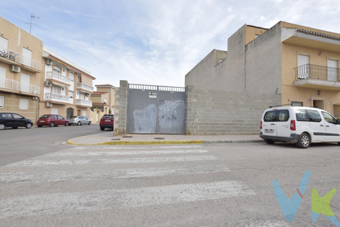 ¿Quieres ser arquitecto de tu propio proyecto? Te proponemos una parcela estratégicamente situada a mitad de camino del centro de Rafelbunyol con todos los servicios y de la parada del metro, L3, dirección Valencia a 25 minutos. Más de 195m2 de parcela para hacer el proyecto de tu vida, a tu gusto, en una de las zona destinada preferentemente a casas de pueblo y a viviendas unifamiliares. La parcela es esquina con fachada a dos calles sumando algo más de 35m lineales, ideal para realizar una planta baja comercial bien para uso particular, zona parking o para alquilar al estar situada en una zona de mucho tránsito tanto a pie por la proximidad a los colegios como en coche, \"camí fondo\". Por 750EUR/m2 la parcela es tuya y aquí contarás con todo el apoyo técnico necesario para hacer realidad tus sueños. El mar a 5km y los pueblos más próximos son Massamagrell, Puig, Pucol y La Pobla de Farnals. ¿Hablamos? Llámanos y encantados te damos toda la información necesaria.¿Te gustaría enterarte en primicia de nuestros inmuebles en alquiler y venta? En VIVEKU.ES los publicamos con unos días de antelación.Contamos con 30 años de experiencia acreditada y nuestro objetivo es garantizarle un servicio de compra humano, ético, de calidad, fácil y seguro. Nuestro equipo lo integran agentes con la titulación AIR (Agente Inmobiliario Registrado) y Agentes Certificadores de la categoría Premium en certificación de inmuebles y debidamente registrados en el Registro de Agentes de Intermediación de la CV (RAICV 0743). Consulte en nuestras reseñas de Google lo que opinan los clientes que ya han trabajado con nosotros.El precio NO incluye: Impuestos, gastos de Notaría, registro y honorarios de inmobiliaria. 