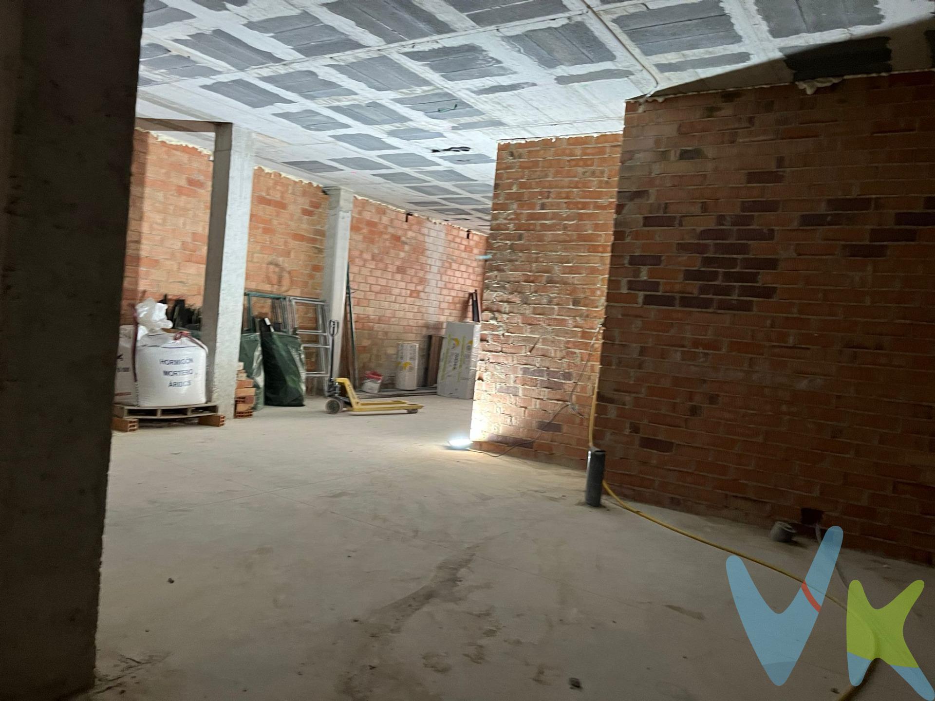 ¡Increíble oportunidad comercial en Vilanova i la Geltrú! Se ofrece en venta un local en planta baja situado en una de las mejores ubicaciones de la ciudad, en pleno corazón de la Rambla de la Pau. Este local, de 218 m² de superficie construida, se entregará en bruto, lo que te permitirá adaptarlo a tus necesidades y convertirlo en el espacio ideal para tu negocio. Cuenta con salida de humos y un amplio escaparate que te permitirá aprovechar al máximo la visibilidad de la fantástica ubicación. Además, si se solicita al ayuntamiento, tendrás la posibilidad de disfrutar de una espectacular terraza en la Rambla, justo en la parte frontal del local, lo que ofrecerá un valor añadido a tu actividad. El local también dispone de acceso lateral, facilitando la entrada de vehículos y mercancías de manera cómoda y eficiente. La entrega está prevista para finales de 2026, brindándote tiempo suficiente para planificar y preparar tu negocio en este emplazamiento único. Sólo necesitas tener una buena idea de negocio!