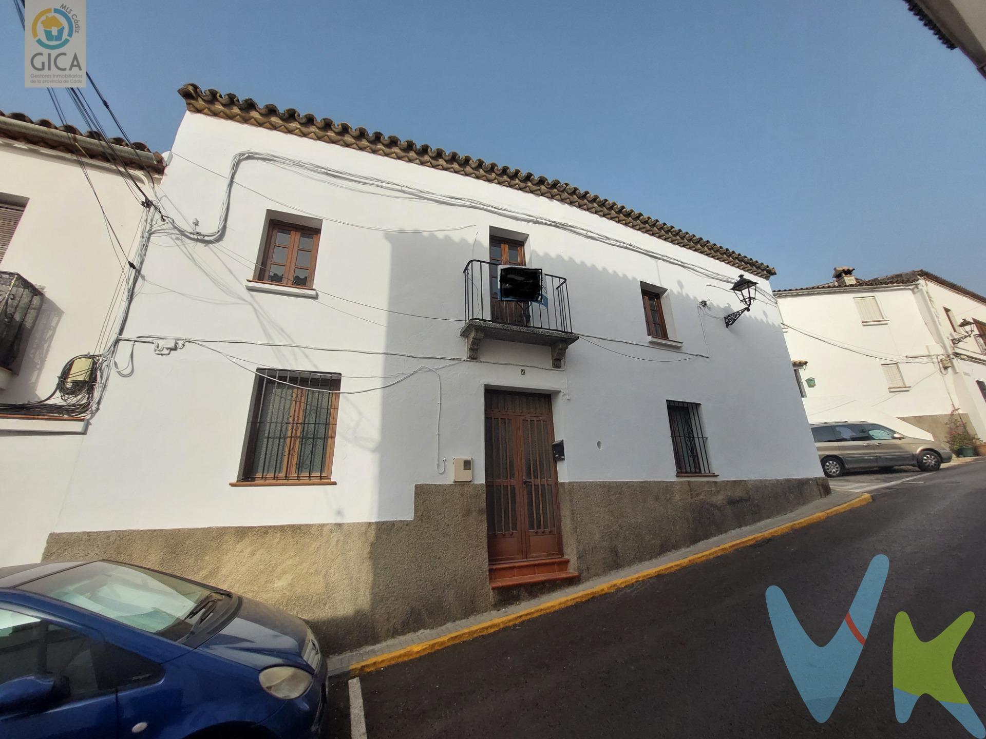 Fantástica casa en Jimena de la Frontera. Ubicada en la zona alta del pueblo, lo que le aporta vistas, tranquilidad y luz a la vivienda. Consta de 3 plantas, donde la de abajo fue hace unos años un pequeño comercio con su entrada independiente. la primera planta (está a ras de suelo por el otro lado de la calle al ser esquina y estar en cuesta), encontramos el recibidor, cocina, un baño completo, salón, 3 dormitorios,  pequeño patio y acceso a otra habitación. En la última planta tenemos una pequeña terraza/solarium y un dormitorio muy grande y reformado con baño en Suite. La casa necesita reforma en la cocina y baño, lo demás está recien pintada, tejas limpias.  ideal para disfrutarla. Llámenos para visitar o más información. --------------------------------------------------. Informamos a nuestros clientes que los gastos de notaría, registro, gestoría, impuestos y los honorarios de la agencia  NO están incluidos en el precio. A su vez, disponemos del documento informativo abreviado de la propiedad (según decreto 218/2005, del 11 de octubre) y de seguro de caución, para la protección del dinero entregado como señal para la reserva de una vivienda. Por mandato expreso del propietario, comercializamos este inmueble en exclusiva, lo que le garantiza el acceso a toda la información, a un servicio de calidad, un trato fácil, sencillo y sin interferencias de terceros. Por este motivo, se ruega no molestar al propietario, a los ocupantes de la propiedad o a los vecinos. Muchas gracias por su comprensión.
