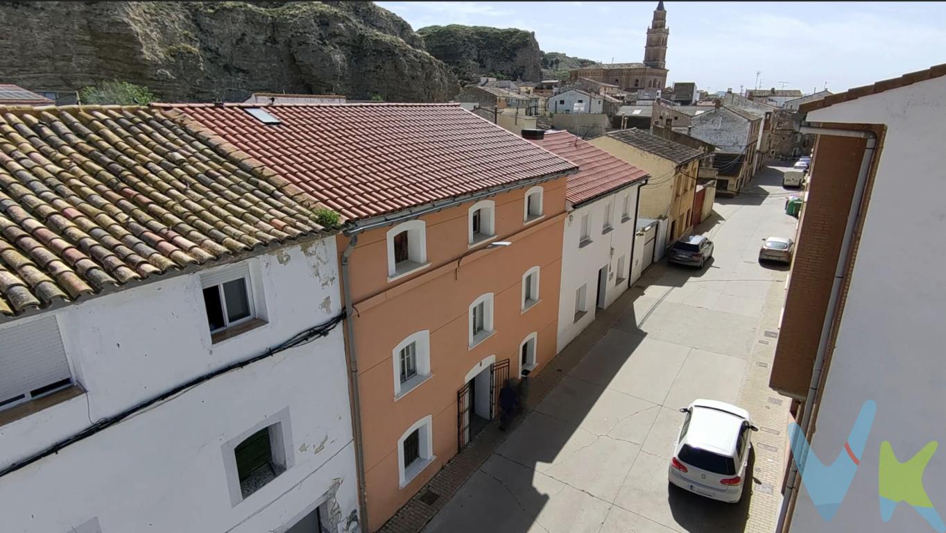Esta casa unifamiliar en Arguedas destaca por su amplia superficie de 300 m² construidos, distribuidos estratégicamente para ofrecer confort inmediato y un potencial de crecimiento inigualable. La primera planta se compone de 5 espacios funcionales listos para entrar a vivir, con salón, gran cocina independiente y 3 dormitorios muy amplios. La planta baja sorprende con un amplio hall de entrada, baño y acceso directo a un patio de 70 m², ideal para momentos de desconexión. En esta misma planta baja hay 4 espacios más, 3 de ellos con luz natural. La vivienda cuenta con calefacción y agua caliente sanitaria mediante caldera de gasoil. La propiedad se completa con una segunda planta pendiente de acondicionar, lo que representa el lienzo perfecto tanto para familias numerosas que necesiten ampliar estancias como para emprendedores que busquen un espacio polivalente en una ubicación privilegiada. El tejado y las fachadas están renovados.