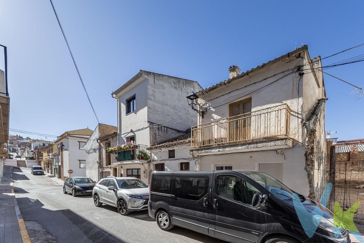 Magnífica casa a reformar en el corazón de Guevejar. Ideal para quienes buscan crear un hogar a medida o realizar una buena inversión . Ubicada a escasos metros del ayuntamiento, cuenta con una excelente localización rodeada de todos los servicios esenciales ,supermercados, centro médico ,colegios, transporte público y zonas de ocio . Una oportunidad perfecta para reformar a tu gusto y convertir esta casa en el hogar que siempre has imaginado . La vivienda se distribuye en dos plantas:. * En planta principal nos encontramos con un acogedor salón, cocina ,baño y una habitación. * La primera planta cuenta con 2 amplias habitaciones. * La segunda planta dispone de desván con acceso a terraza, ideal para adaptarlo como dormitorio, despacho o zona de descanso. No lo dudes y llámanos para visitarla. Ref. N373. * El PVP indicado no incluye impuestos ni gastos de Escritura. * Honorarios agencia no incluidos. * Las superficies expresadas en esta página tienen carácter descriptivo y son aproximadas. * Los precios pueden ser susceptibles de modificación sin previo aviso. * Esta vivienda se vende sin muebles.