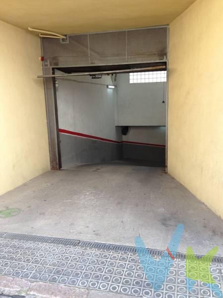 Necesitas dos plazas de aparcamiento en el centro? O una muy grande?. Se venden de forma conjunta dos plazas contiguas y se encuentran a pocos metros de la plaza de la vila. El acceso es mediante rampa.