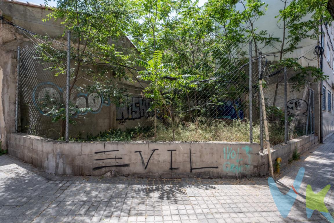 ¿Cuántas veces has soñado con diseñar tu propia casa desde cero sin renunciar a la comodidad de la ciudad? ¿O tal vez estás buscando una inversión inmobiliaria con alta rentabilidad? Este solar urbano en venta en la calle Parque es la oportunidad perfecta para dejar de buscar la casa ideal y empezar a construirla. Ubicado en una de las zonas más consolidadas de la ciudad, este terreno edificable te ofrece la libertad de proyectar un espacio totalmente a tu medida. ¿Qué puedes construir aquí? Potencial y normativa. La parcela cuenta con 70 m² de superficie y permite una edificabilidad máxima de 147,10 m² según la normativa urbanística de la zona. Gracias a esto, puedes desarrollar dos opciones de proyecto muy atractivas:. Tu unifamiliar soñado: Diseña una vivienda única distribuida en planta baja más tres alturas (PB+3). El espacio ideal para crear un hogar con terraza, zona de día diáfana y dormitorios independientes. Proyecto de inversión: Promociona dos viviendas tipo dúplex, un producto inmobiliario altamente demandado y con excelente rentabilidad tanto para venta como para alquiler. Ubicación estratégica: Naturaleza y servicios a un paso. Vivir o invertir aquí significa disfrutar de un entorno privilegiado que equilibra la tranquilidad con el día a día:. Pulmones verdes de Zaragoza: A un paseo de los Pinares de Venecia y del Parque Grande José Antonio Labordeta. Ideal para amantes del deporte, los paseos al aire libre y la naturaleza. Conectividad y vida de barrio: Todo el entorno de la Plaza de las Canteras a tu disposición, lo que te garantiza acceso inmediato a comercio de proximidad (tiendas, supermercados, servicios) y una excelente red de transporte público para moverte por toda la ciudad. No dejes pasar la oportunidad de adquirir un suelo urbano en una ubicación tan cotizada y con tantas posibilidades. Contacta hoy mismo con nosotros para recibir más información técnica o coordinar una visita. ¡Tu próximo gran proyecto empieza aquí!. *** Gastos e impuestos no incluidos. A título orientativo, en segundas transmisiones, el comprador abonará: Impuesto sobre Transmisiones Patrimoniales (ITP), tipo general en Aragón al 8% (*). Base de cálculo: mayor valor entre precio de compraventa o valor de referencia catastral. Gastos de Notaría y Registro: Aranceles variables según precio, número de copias y complejidad; cálculo según tarifas normativas. Si se precisa hipoteca: Tasación, condiciones y costes bancarios según entidad elegida por el comprador; así como gastos de gestoría y cualesquiera otros inherentes a la compraventa. No se incluyen otros gastos o tributos que puedan por Ley corresponder al comprador. Operación sujeta a doble mediación. Existen honorarios a cargo del comprador, salvo pacto en contrario, no incluidos en PVP. El consumidor conforme a la normativa vigente podrá solicitar información y documentación adicional relativa al inmueble, sus características, condiciones de la operación y del servicio de mediación en la oficina y/o a través de nuestro teléfono de contacto o mail. La agencia actúa exclusivamente como intermediaria en la compraventa, cuyas condiciones, en todo caso, estarán sujetas a la aceptación expresa del vendedor del inmueble y posterior formalización del contrato. La información suministrada se corresponde con la disponible a la fecha de publicación, pudiendo variar en función de las circunstancias o actualizaciones legales, contractuales y fiscales. Anuncio de carácter meramente informativo. Para una información exhaustiva sobre el funcionamiento, tipos impositivos y bonificaciones del ITP en Aragón, puede consultar el portal oficial de la Agencia Tributaria Autonómica. Tarifas notariales y registrales reguladas en el Anexo I del Real Decreto 1426/1989 y Anexo I del Real Decreto 1427/1989, respectivamente. Anuncio no vinculante, puede contener errores.