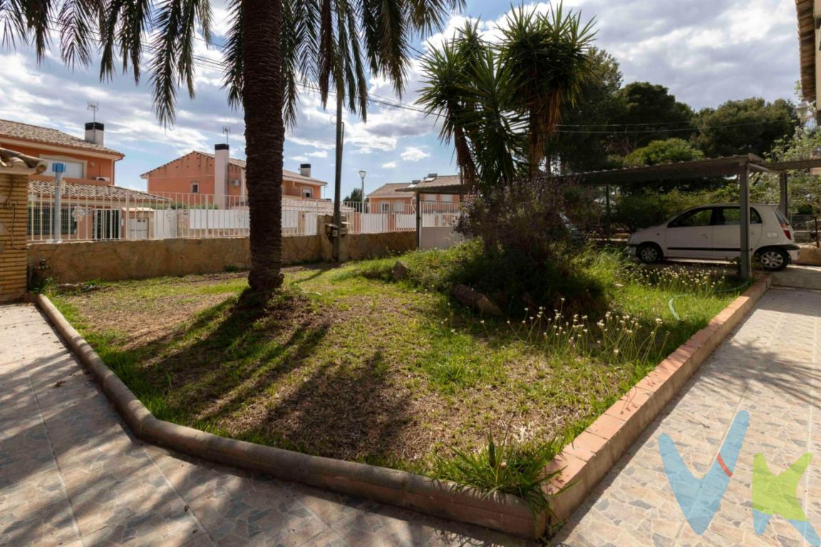 Te presentamos en exclusiva chalet en venta en la Urbanización EL ALT (MONTSERRAT), a solo 10 minutos de Torrent. Le presentamos esta magnífica propiedad ubicada en la tranquila y bien comunicada urbanización El Alt, con parada de autobús cercana y a escasos minutos de la ciudad de Torrent. Un entorno ideal para quienes buscan calidad de vida, naturaleza y comodidad sin renunciar a la cercanía de todos los servicios. Dispone de dos viviendas totalmente independientes, una en planta baja y otra en la primera planta, lo que lo convierte en una opción perfecta para dos familias, vivienda y alquiler, o incluso para quienes desean disponer de una residencia para invitados con total privacidad.Cada una de las viviendas cuenta con: Tres amplios dormitorios, Luminoso salón comedor. Cocina independiente (la cocina de la planta superior está pendiente de instalar el mobiliario, lo que ofrece la oportunidad de personalizarla a su gusto) y baño completo. Todo ello rodeado de vistas excepcionales y una excelente climatología, que hacen del día a día una experiencia agradable y saludable. En el exterior, la propiedad dispone de Aseo adicional y paellero tradicional, ideal para disfrutar de reuniones al aire libre, trastero y piscina con solárium, perfecta para relajarse y disfrutar del buen tiempo. Asimismo cuenta con una zona cubierta para aparcamiento con capacidad para dos vehículos. Este chalet no es solo una vivienda, es un espacio para crear recuerdos, compartir momentos y disfrutar de la tranquilidad que ofrece su entorno. Si está buscando un lugar donde vivir con independencia, amplitud y confort, no dude en visitarlo. Asimismo en la zona hay instalación de FIBRA ÓPTICA. Un lugar maravilloso para llamar hogar. Por mandato expreso del propietario, comercializamos este inmueble EN EXCLUSIVA, lo que le garantiza un servicio de calidad, un trato fácil, sencillo y sin interferencias de terceros. Por este motivo, se ruega no molestar al propietario, a los ocupantes de la propiedad, a los vecinos. Muchas gracias por su comprensión. El precio NO incluye los gastos de notaría, ni impuestos, ni gastos de registro de la propiedad, ni gastos de gestoría, ni honorarios de la inmobiliaria, ni cualquier otro gasto que no este especificado.Los datos e información contenida en este anuncio es meramente informativa, por lo que no tiene carácter contractual, pudiendo contener errores, reservándose la inmobiliaria a poder modificarla en cualquier momento. Para saber más sobre el mismo no dude en ponerse en contacto con nosotros.