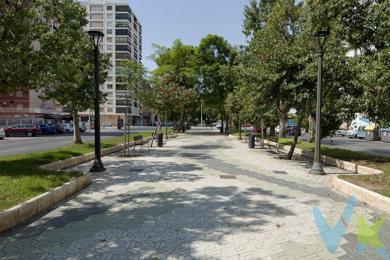 ¿Cansado de dar vueltas y vueltas buscando aparcamiento en la zona de la Alameda de San Antón? ¡Se acabó el suplicio! Tenemos la solución perfecta para ti: una espaciosa plaza de garaje de 20 m² en una de las zonas más codiciadas y con mayor demanda de Cartagena. Imagina llegar a casa después de un largo día y poder aparcar en tu propio espacio, seguro y cómodo. Con esta plaza, te olvidas de las multas, del estrés de las aglomeraciones y de los portales que anuncian garajes que no cumplen lo que prometen. La Alameda de San Antón es un lugar con vida, lleno de comercios, servicios y gente. Esto la convierte en una zona excepcional, pero, como bien sabes, aparcar aquí es una misión casi imposible. No dejes escapar la oportunidad de tener tu propio rincón en el que aparcar de forma cómoda y segura. ¡Asegura ya tu espacio y gana en tranquilidad!. Detalles clave:. * Ubicación: Alameda de San Antón, Cartagena. * Tamaño: 20 m². * Ventajas: Olvídate del estrés, de las multas y del tiempo perdido buscando aparcamiento. Contacta con nosotros para más información y te la enseñamos sin compromiso. Para terminar te queremos comentar algo: ¡Descubre una aventura inmobiliaria que combina calidad, pasión y profesionalidad! La confianza que los propietarios han depositado en nosotros es un testimonio de nuestro compromiso en brindarte un servicio excepcional. Aquí viene el detalle especial: al contactarnos directamente, evitarás molestarlos, nosotros seremos tus intermediarios y te proporcionaremos toda la asistencia necesaria. Estamos aquí para facilitarte la documentación e información que requieras, y te prometemos un trato cálido y sin complicaciones. Te informaremos detalladamente de todos los aspectos, incluyendo gastos de la compra y honorarios de agencia que no están incluidos en el precio, para garantizar tu comodidad y tranquilidad durante todo el proceso. Esa es nuestra esencia, proporcionarte #Calma: “Estado ideal de tranquilidad que tendrás al comprar tu casa con nosotros”. Queremos que sepas que tanto la descripción del inmueble como las imágenes que ves son valiosas referencias informativas, en ningún caso tienen carácter contractual. Asimismo, el precio ha sido designado por la propiedad por lo que podría sufrir variaciones y no sería vinculante hasta que se formalice en contrato de compraventa. * ¡Oye, agente inmobiliario! Si estás leyendo este texto y te gusta, te desafiamos a ser creativo y sorprendernos con una adaptación original. ¡Nada de copiar y pegar, queremos ver tu ingenio en acción! Así que prepárate para darle un toque único y cautivador a estas palabras. Estamos ansiosos por ver cómo le das vida a este mensaje con tu propia magia inmobiliaria. ¡Adelante, demuéstranos de qué eres capaz!. 