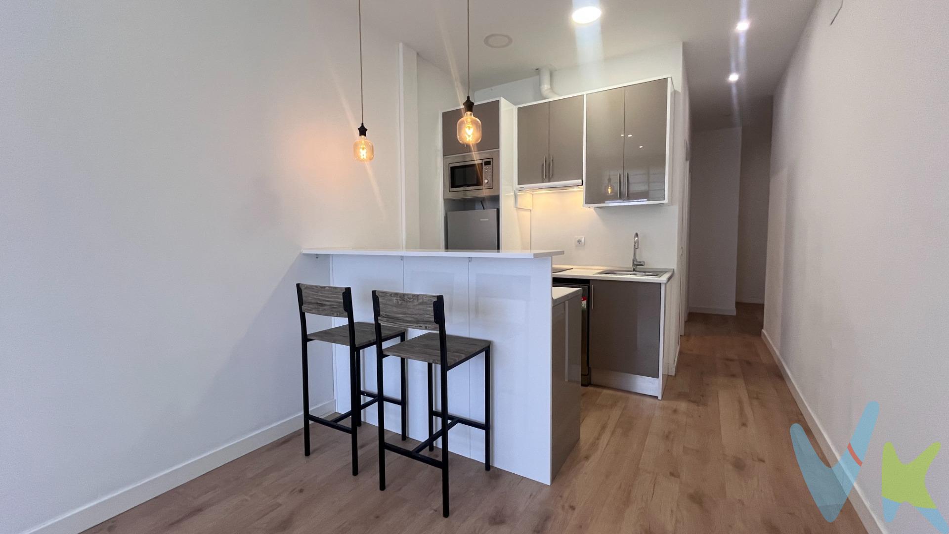 Excelente oportunidad para inversores en Madrid. Acceso desde portal. Amplio hall de entrada, con acceso a amplia estancia con cocina americana amueblada y equipada, baño completo con plato de ducha y una estancia/despacho independiente. Ventanas a zonas comunes. Acceso a través de zona privada de distribución. Ubicación. Situados en una de las zonas residenciales más demandadas del noreste de Madrid, con todos los servicios a pocos minutos:. ✔ supermercados y comercios. ✔ colegios y centros educativos. ✔ restaurantes y servicios. ✔ transporte público cercano. ✔ rápido acceso a M-30 y M-40. Zona con alta demanda de alquiler para profesionales y trabajadores, lo que garantiza ocupación y estabilidad en la inversión. Ideal inversores. ✔ totalmente reformada. ✔ lista para alquilar. ✔ ubicación estratégica en Madrid. Perfecto para inversores que buscan rentabilidad inmediata y un activo inmobiliario sólido en una zona consolidada. Conforme a lo establecido en la Ley 10/2025 de Publicidad Inmobiliaria, se informa que: . * El precio de venta publicado: no incluye el mobiliario ni la decoración, ni los impuestos, ni los honorarios derivados del servicio de compra. * El comprador asumirá, además del precio de compraventa, un coste adicional de 6.000 € más IVA del precio de ventaen concepto de servicio de gestión, asesoramiento y acompañamiento en todo el proceso de compra. * Impuesto de Transmisiones Patrimoniales (ITP): 6 % del precio de compra. * Gastos de notaría: entre un 0,2 % y un 0,5 % del del precio de compra. * Gastos de inscripción en el Registro de la Propiedad: estimados entre un 0,1 % y un 0,25 % del precio de compra. Metros catastrales: 51 m2 construidos, Oficina 42, elementos comunes 9 m2. Metros en escritura: 42.23 m2. ** Este anuncio no es vinculante, puede contener errores. Se muestra a título informativo y no contractual***. . 📞 Consúltanos para más información o concertar una visita.