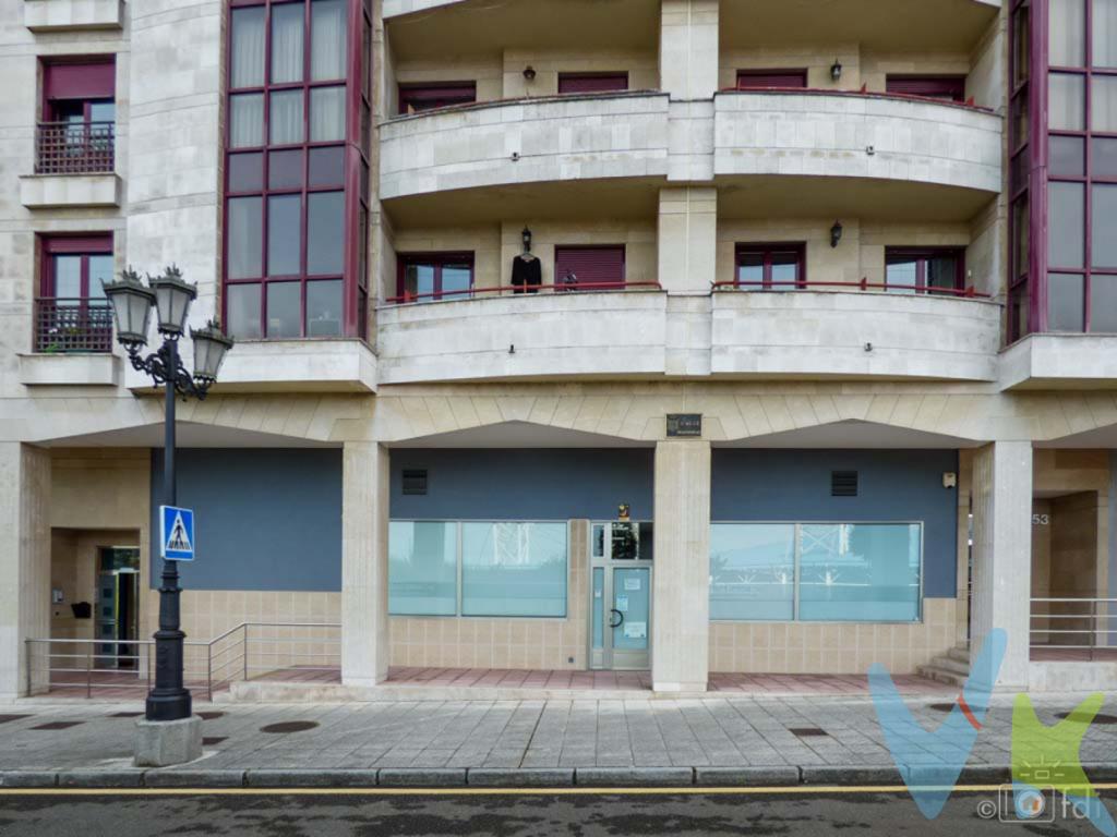 Bajo comercial situado en el barrio de La Ería frente al estadio de fútbol Carlos Tartiere. Dispone de 127 m² de los cuales 114 m² son útiles (medidas aproximadas). Cuenta con 12,5 m de fachada a calle, siendo 8 m de cristalera (4x2). Tiene forma muy rectangular permitiendo una buena distribución. Actualmente se distribuye en diferentes salas dividas por paneles y adaptados a su antigua actividad de laboratorio. Tiene salida de humos, techo técnico, agua caliente por termo eléctrico, calefacción por bombas de aire, vestuario y 2 aseos (1 con ducha). Admitiría cualquier giro.