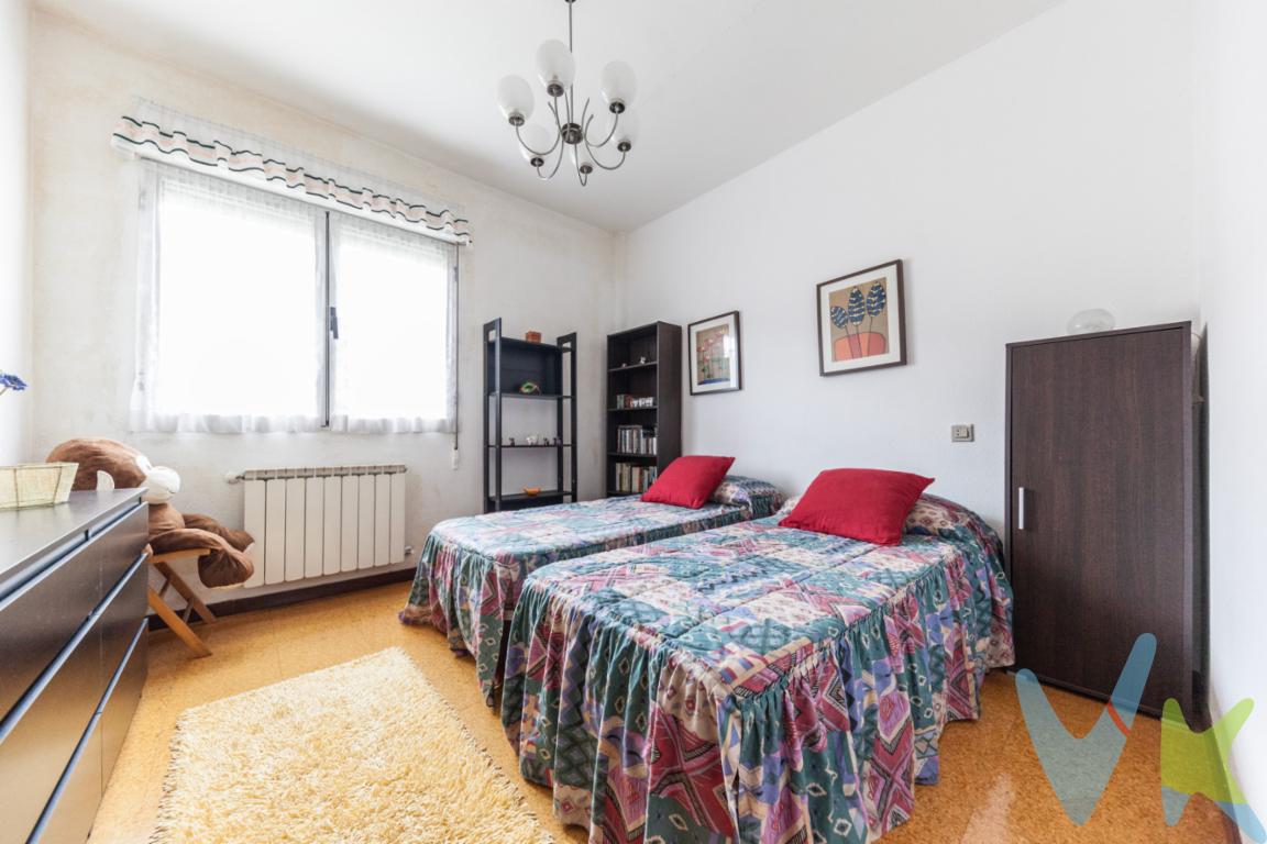 🌿 Vivienda rodeada de zonas verdes y jardines con encanto 🌿Se vende acogedora vivienda situada en un entorno tranquilo, rodeada de naturaleza y agradables espacios ajardinados que invitan al descanso y la desconexión.La propiedad cuenta con tres habitaciones, luminosa sala de estar, con un pequeño balcón, cocina independiente y baño completo. Todas las estancias son exteriores, lo que garantiza una excelente entrada de luz natural y ventilación durante todo el día.Dispone además de un amplio almacén de aproximadamente 17 m², ideal como espacio de almacenaje adicional o para múltiples usos.La vivienda tiene orientación norte-sur, favoreciendo la ventilación cruzada y un ambiente confortable. El edificio no dispone de ascensor y presenta barreras arquitectónicas.Una oportunidad perfecta tanto como vivienda habitual como inversión, en un entorno agradable y lleno de encanto.En el precio no están incluidos los gastos de Notaria .En el precio no esta incluidos los impuestos de Transmisiones Patrimoniales , actualmente el 8 %. 