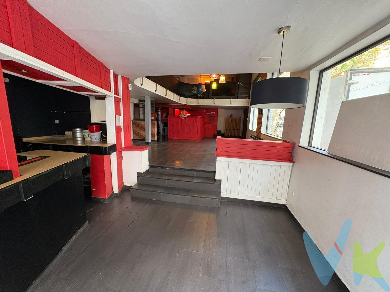 Se vende conjunto inmobiliario único en zona estratégica de Sitges:  . - Local comercial esquinero de 183 m² útiles con gran visibilidad, antigua licencia de restaurante/pizzería.  . - Aforo 49 personas en interior, terraza a parte. - Almacén de 10 m².  . - Dos estudios independientes (uno de 37 m² y otro de 26 m²), ambos actualmente alquilados, con rentabilidad activa y cédula de habitabilidad. En total, 256 m² construidos que combinan un espacio comercial con opciones residenciales ya rentando. Ideal para inversores que buscan rentabilidad desde el primer día o emprendedores que quieran explotar el local y contar con ingresos adicionales por los estudios. Una inversión segura en una de las zonas con más demanda del litoral catalán. Contáctanos para más información o visita.