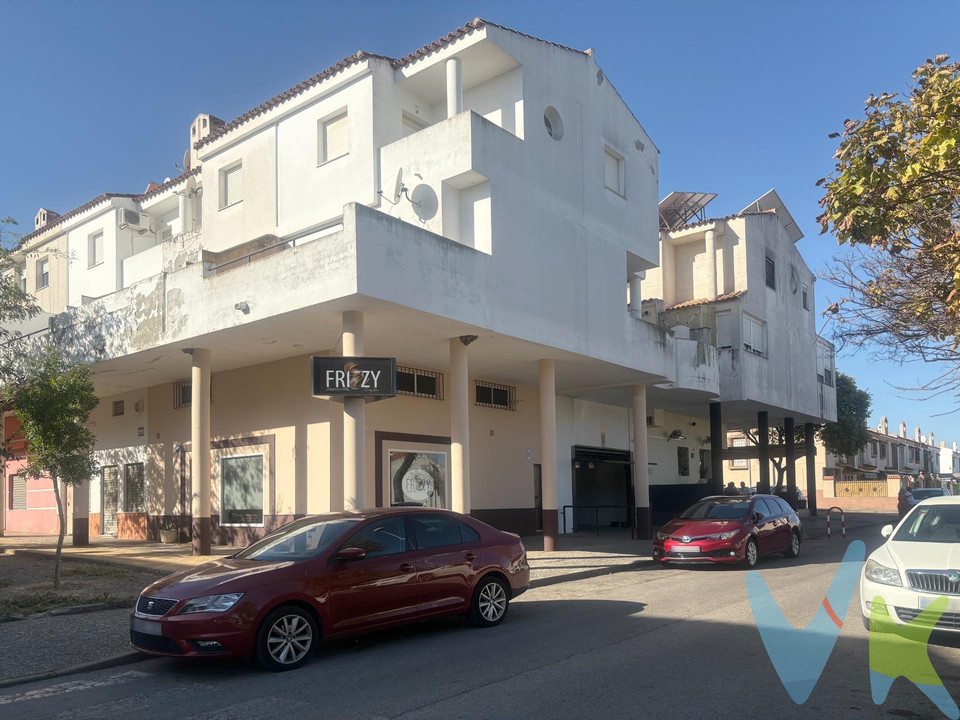 Esta propiedad adosada está diseñada para ofrecer comodidad y funcionalidad. Consta de un patio delantero con un pequeño trastero/lavadero además de un acogedor porche que abriga la entrada a la vivienda. Una vez dentro encuentras un coqueto hall que distribuye la cocina abierta, el salón comedor, un aseo, proporcionando practicidad para su uso diario y las escaleras que conducen a la planta alta. En ella encontrarás tres dormitorios con un baño completo. Además, ofrece extras muy valorados como son las dos terrazas exteriores, una en el salón comedor con barbacoa y otra en uno de los dormitorios. En otro de los dormitorios cuenta con un vestidor. El inmueble dispone de plaza de parking privada en garaje a nivel de calle. No pierdas esta ocasión; conviértete en dueño/a del hogar perfecto ubicado cerca servicios esenciales tales como colegios, supermercados y parques, etc. ¡NO LO DUDES Y LLAMANOS, TE LO MOSTRAREMOS ENCANTADOS!..
