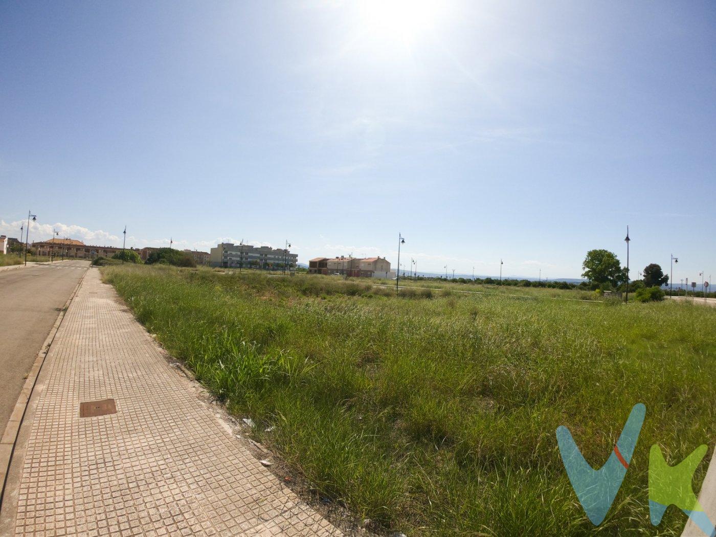 ¡No dejes pasar esta oportunidad! Disponemos de un solar en La Pobla Llarga, ubicado en la calle de La Mar (La Closa), ideal para la construcción de viviendas unifamiliares. Se encuentra en una zona de expansión con viviendas nuevas, frente a una tranquila área verde y en proximidad al instituto de secundaria. El solar tiene una superficie de 1.154 m2 y puede ser susceptible de división para la venta individual de parcelas, siempre y cuando la porción resultante cumpla con los requisitos para nuevas edificaciones. Esta es una excelente oportunidad para familias que deseen construir su hogar personalizado a medida. También es ideal para arquitectos y constructores que busquen ofrecer viviendas de calidad y diseño en la zona a un precio asequible. Aprovecha esta ocasión única y ponte en contacto con nosotros para obtener más información y concertar una visita. Recuerda que la descripción del inmueble e imágenes tienen un carácter meramente informativo y no tienen carácter contractual, pudiendo ser modificados por la inmobiliaria comercializadora sin implicar responsabilidad alguna frente a terceros. Además, el precio de venta al público de esta propiedad no incluye los gastos de adquisición, como los honorarios notariales, registrales, de gestión, entre otros. ¡No dudes en contactarnos para obtener todos los detalles!