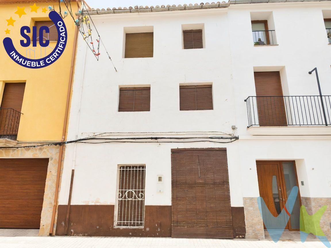 Encanto tradicional y naturaleza: Casa de pueblo con parcela de olivos en el centro histórico de Moixent. Presentamos esta magnífica casa de pueblo de 3 plantas ubicada en la céntrica y tranquila Calle Arrabal, en pleno casco histórico de Moixent/Mogente (Valencia). Una vivienda con carácter, amplio espacio y el valor añadido de incluir una propiedad agrícola en plena producción. Características de la vivienda. Superficie construida: 278 m2 distribuidos en 3 plantas (sobre una parcela de 106 m2). Dormitorios: 4 habitaciones amplias y luminosas. Baños: 1 baño completo y 1 aseo de cortesía. Zona de estar: Salón acogedor equipado con chimenea tradicional, ideal para los meses de invierno. Estructura y distribución:. Planta baja: Recibidor, zona de estar con chimenea, cocina, aseo y espacios de almacenamiento. Primera planta: Zona de noche con dormitorios y baño completo. Segunda planta / Buhardilla: Amplias salas polivalentes y almacén con múltiples posibilidades de reforma (estudio, terraza. cubierta, zona de juegos). Incluido en la venta: Campo de olivos. La propiedad se vende conjuntamente con una parcela agrícola de 4 anegadas de olivos (aprox. 3.300 m2) en el término de Moixent. Una oportunidad perfecta para la producción propia de aceite de oliva, cultivo de ocio o proyecto de fin de semana en la naturaleza. Ubicación e historia. Situada en el centro histórico, la vivienda combina la comodidad de tener todos los servicios, comercios y transporte a pie de calle con el encanto de la arquitectura tradicional de los años 30. Moixent es reconocido por su entorno natural, su patrimonio histórico (como el Poblado Ibérico de la Bastida de les Alcusses) y su excelente conexión con Valencia y Alicante. ¿Te interesa agenda una visita?. VENTA:. PVP 180.000€. Gastos e impuestos no incluidos en el precio. La compra conlleva impuestos y gastos de formalización para el comprador. A título orientativo se informa que en segundas transmisiones el ITP con carácter general en Valencia es del 9%, pudiendo existir otros tipos impositivos atendiendo a las circunstancias personales del comprador u otras circunstancias previstas legalmente. Base imponible del impuesto el mayor valor entre el precio de compraventa, la tasación o el valor de referencia catastral. En cuanto a los gastos de notaría y registro, en su caso, suelen oscilar aprox. entre 1,5% y 2,5% (aranceles variables según precio, n.º de copias y complejidad). El comprador elige notario. Si el comprador precisase de hipoteca: tasación, condiciones y costes bancarios serán según entidad elegida por el comprador, así como los gastos de gestoría, y cualesquiera otros gastos inherentes a la formalización de la compraventa que legalmente correspondan a la parte compradora, salvo pacto expreso en contrario con el vendedor. El consumidor tiene, conforme a la normativa vigente, a su disposición información y documentación adicional relativa al inmueble y condiciones de la compraventa, que podrá ser consultada en C/Joaquín Costa 4, bajo 46005 Valencia o urbe2@remax.es. Honorarios de mediación inmobiliaria a cargo del COMPRADOR: (3% del precio final de venta más IVA (21%), salvo otro pacto.); y de VENDEDOR (según acuerdo con el mismo). Se informa al consumidor que la agencia actúa como intermediaria inmobiliaria en la operación, estando cualquier eventual compraventa y sus condiciones sujeta a la aceptación expresa del propietario-vendedor y a la posterior formalización del correspondiente contrato.
