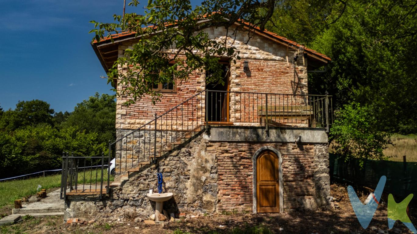 ¿Buscas un refugio para desconectar y  disfrutar del aire libre y la tranquilidad del campo pero próximo a la ciudad?  ¡Esta es tu propiedad soñada!En la Aldea de Grases de Arriba, a menos de 10 minutos en coche de Villaviciosa, se encuentra esta fantástica propiedad. La finca cuenta con una casa habitación en dos alturas. La planta alta es donde se encuentra la vivienda, un espacio totalmente reformado con dos habitaciones, baño,  cocina Americana y salón,  perfecto para disfrutar de tus vacaciones y fines de semana de desconexión. La parte de abajo es actualmente un amplio garaje con muchas posibilidades para transformarlo en vivienda o un espacio de reunión y disfrute. La casa está rodeada de una parcela de mas de 5.000 metros en total dividida en dos partes separadas  por un riachuelo que divide la finca en dos partes. La primera parte de la finca que es donde se encuentra la vivienda es totalmente llana, con mucho espacio para el disfrute y una  gran variedad de árboles frutales. La segunda parte de la finca está separada de la primera por un riachuelo. Ambas parcelas hacen un conjunto muy atractivo. Si te apetece conocerlo ¡No dudes en contactar! Estaremos encantados de acompañarte en la visita.En el precio final no está incluido el Impuesto de Transmisiones Patrimoniales, ni los Gastos de Notaría y Registro.
