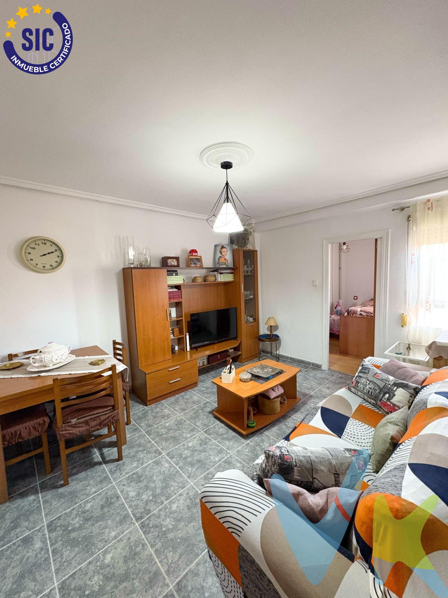 ¿Buscas un lugar donde la luz natural inunde cada rincón? Este piso es justo lo que necesitas:. ✅ 3 Habitaciones amplias: Espacio perfecto para tu familia, teletrabajar o incluso invertir. ✅ Salón espacioso: Diseñado para que disfrutes cada momento con confort. ✅ Cocina independiente y práctica: Ideal para tus mejores recetas. ✅ Baño completo: Funcional y listo para usar. ✅ Balcón con vistas despejadas: Disfruta del aire fresco y la brisa del barrio. ✅ Todo Exterior y muy Luminoso: ¡La claridad que buscas, cada día!. Ubicación privilegiada en El Cabanyal, un barrio lleno de vida, cultura y a pocos minutos de la playa. PRECIO: 185.000 € – ¡Una oportunidad única que no durará mucho!. Contacta ya y ven a verlo. ¡Te va a encantar!. La descripción del presente inmueble e imágenes tienen mero carácter informativo y en ningún caso carácter contractual, pudiendo ser modificados por la inmobiliaria comercializadora sin que ello implique responsabilidad alguna frente a terceros. En el precio de venta a público, esta propiedad NO incluye los gastos de adquisición (Notario, registro, gestión, honorarios, etc…).