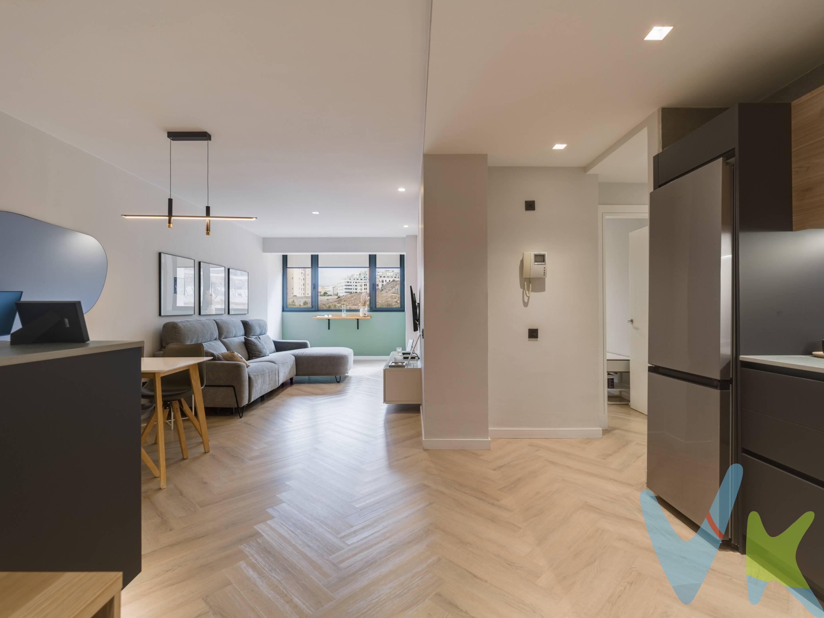 Piso reformado en Las Ramblas, Siete Palmas. En una excelente ubicación, justo detrás del Centro Comercial Las Ramblas, encontramos esta atractiva vivienda, completamente reformada y lista para entrar a vivir. Situada en una segunda planta con ascensor, cuenta con 70 m² construidos distribuidos en un luminoso salón-comedor con cocina abierta y equipada, dos dormitorios y un baño completo. La reforma ha dado lugar a espacios modernos, acogedores y funcionales, con una distribución que aprovecha cada rincón de la vivienda. La propiedad forma parte de un residencial que dispone de piscina comunitaria y gimnasio, dos comodidades que aportan un valor añadido al día a día. Además, incluye plaza de garaje y trastero. Su ubicación permite disfrutar de todos los servicios a pocos pasos: comercios, supermercados, colegios, centros sanitarios y excelentes conexiones con el resto de la ciudad. Una excelente oportunidad para quienes buscan una vivienda actual, cómoda y bien ubicada, sin necesidad de realizar reformas.