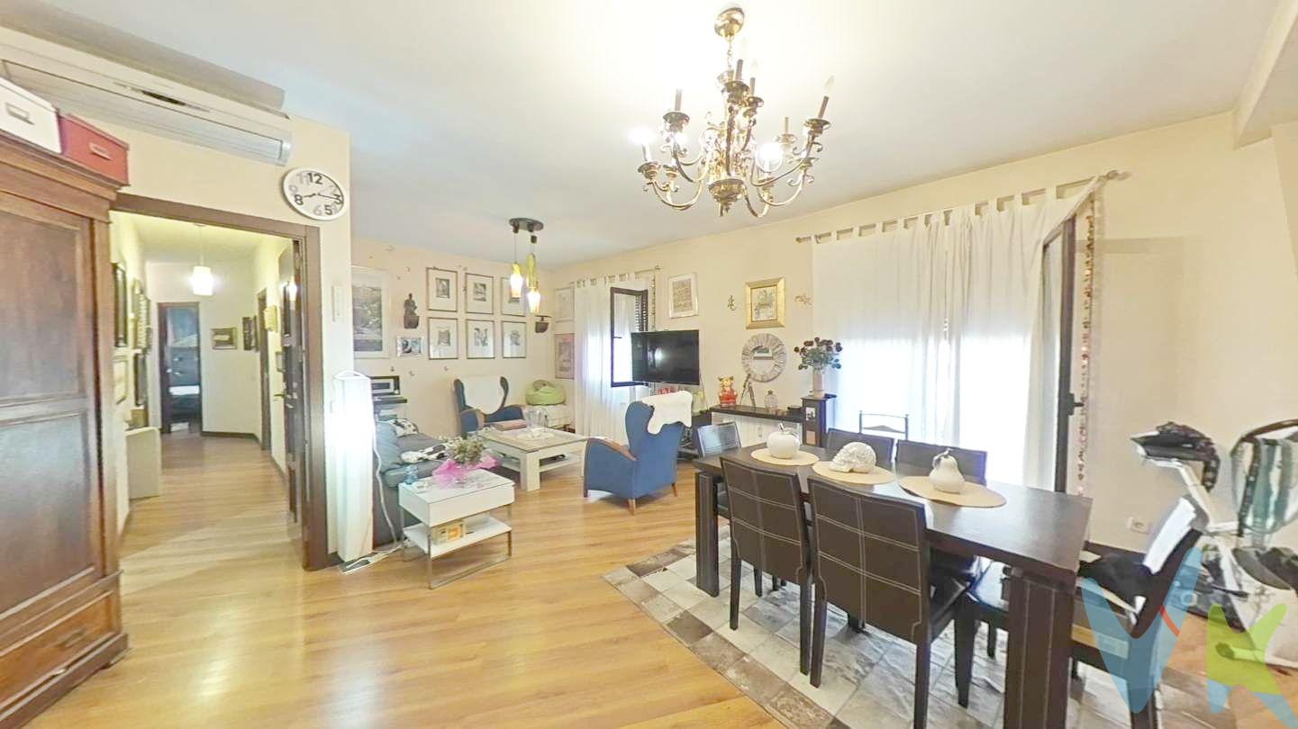 

¿Buscas vivir en el Casco Histórico sin renunciar a las facilidades modernas?
 
Te presentamos una propiedad única de 150 m² útiles, totalmente reformada y diseñada para quienes valoran la amplitud y el confort.
 
Este no es solo un piso, es el "unicornio" de Toledo por tres razones que cambiarán tu día a día:

Garaje Privado y Trastero: Olvídate de las vueltas por las calles estrechas. Accede directamente a tu hogar con total comodidad.
Máximo Confort: Vivienda equipada con aire acondicionado y calefacción central (incluida en la comunidad junto al agua). Un hogar cálido en invierno y fresco en verano.
Ubicación y Vistas: A un paso de la Catedral, con terraza y balcón para disfrutar del ambiente único de la ciudad desde la tranquilidad de tu salón de 30 m².

Detalles que marcan la diferencia:

Superficie: 150 m² distribuidos con inteligencia.
Comodidad: Edificio con ascensor (un lujo escaso en la zona).
Gastos controlados: IBI de solo 315 €/año y comunidad de 120 €/mes (con calefacción y agua incluidas).

Vive el encanto del siglo XVI con la tecnología del XXI. Un espacio moderno, luminoso y, sobre todo, práctico.
???? ¿Quieres verlo en persona? Contacta con nosotros y descubre lo que significa vivir en el centro de Toledo con plaza de garaje propia. ¡Te va a encantar!
Nota: Honorarios de intermediación inmobiliaria 3% más IVA NO incluidos en el precio.
 


Gastos totales de compra 49.494€ aproximadamente
Arras Penitenciales 38.000€ a descontar del precio de venta.
señal, oferta y negociación 1.000€ a descontar de los honorarios.


ITP 34.200€.
Notaria y registro 1.500€ aproximadamente
Honorarios de intermediación inmobiliaria (Doble Corretaje): Comprador 3% 11.400€ + 21% IVA 2.394€ = Total 13.794€
Arras penitenciales 38.000€

En Castilla-La Mancha, el Impuesto sobre Transmisiones Patrimoniales (ITP) se aplica en la compra de viviendas de segunda mano y tiene un tipo general del 9% sobre el precio de compraventa. Por ejemplo, una vivienda de 100.000 € implica pagar 9.000 € de ITP. Al ser un impuesto autonómico, la comunidad establece sus propios tipos, bonificaciones y exenciones. El impuesto se liquida mediante autoliquidación, presentando el formulario oficial junto con la escritura de compraventa y realizando el pago dentro del plazo establecido ante la Junta de Castilla-La Mancha.
¿Cuánto se paga de ITP en Castilla-La Mancha?
Entre las obligaciones tributarias de Castilla-La Mancha, el tipo general del ITP es del 9%. Esto significa que, al comprar tu nuevo hogar, tendrás que pagar un 9% del precio de compra de la vivienda como impuesto. Te explicamos cómo calcular el ITP en Castilla La Mancha a continuación.
Por ejemplo, si tu futura casa tiene un precio de 100.000 euros, el ITP que deberías pagar sería de 9.000 euros. Sin embargo, hay buenas noticias: existen bonificaciones y tipos reducidos en ciertas condiciones, lo que puede disminuir considerablemente este coste.
¿Existen bonificaciones en el ITP en Castilla-La Mancha?
En Castilla-La Mancha existen bonificaciones en el ITP (Impuesto sobre Transmisiones Patrimoniales), las cuales pueden suponer una gran noticia si estás pensando en comprar una vivienda. Estas bonificaciones están diseñadas para aliviar la carga fiscal sobre los compradores bajo ciertas condiciones, como ser parte de familias numerosas, ser una persona con discapacidad o adquirir la vivienda habitual bajo ciertos criterios. Además, es una forma de combatir la intensa despoblación de lugares ubicados en municipios incluidos en zonas que se están quedando sin gente.
 
Bonificación en el ITP en Castilla-La Mancha para jóvenes
Para los jóvenes menores de 36 años, existe una bonificación en el ITP (Impuesto sobre Transmisiones Patrimoniales) en Castilla La Mancha que reduce el tipo impositivo al 5%, en lugar del tipo general del 9%. Esta medida está diseñada para facilitar el acceso a la vivienda a los más jóvenes, haciendo más asequible la compra de su primer hogar.
Para acceder a esta reducción del impuesto de transmisiones patrimoniales, se debe confirmar que los jóvenes cumplan las siguientes condiciones:


Edad: Ser menor de 36 años en el momento de la compra de la vivienda.


Vivienda habitual: La propiedad adquirida debe destinarse a ser la vivienda habitual del comprador para aprovechar el ITP reducido del 5%. La bonificación se aplicará siempre que la vivienda no exceda de 180.000 euros.


Límites de ingresos: Puede haber restricciones basadas en el nivel de ingresos del comprador. Estas restricciones buscan asegurar que la bonificación beneficie a quienes más la necesitan.


Documentación adecuada: Es necesario presentar toda la documentación que acredite el cumplimiento de los requisitos anteriores, como el DNI para verificar la edad, la declaración de la renta para los ingresos, y documentos que acrediten que la vivienda será la residencia habitual.


A través de la reducción del ITP de Castilla la Mancha en primera vivienda se trata de ayudar a los jóvenes menores de 36 años a independizarse.


 
 


