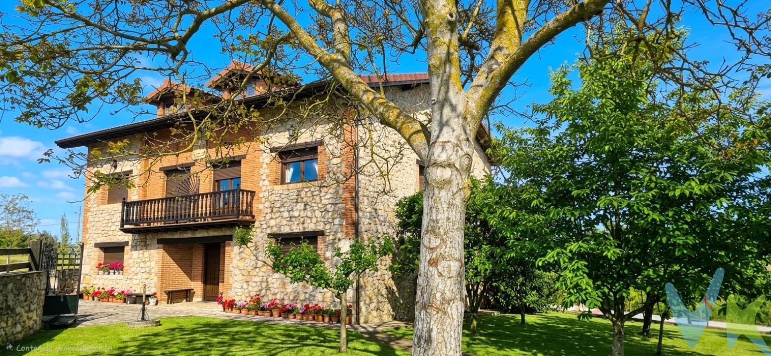 SOMO: CASA DE PIEDRA CON JARDÍN DE 1.076M² | DOS VIVIENDAS EN UNADescubre una propiedad verdaderamente única en Somo (Ribamontán al Mar). Te presentamos esta espectacular casa de piedra de 400 m² útiles, asentada sobre una idílica parcela de 1.076 m² repleta de árboles frutales (cerezos, manzanos, perales...). Su genialidad reside en su diseño: una sola edificación que alberga dos viviendas simétricas e independientes. Esta versatilidad te ofrece una doble oportunidad: vivir en una y alquilar la otra para una excelente rentabilidad, o unirlas para crear una grandiosa residencia familiar. Cada vivienda cuenta con un amplio salón (uno con chimenea), cocina y un baño en la planta principal. La segunda planta dispone de 3 habitaciones (la principal en suite y otra con balcón) y un baño adicional. La tercera planta te sorprenderá con un gran espacio diáfano con infinitas posibilidades para adaptarlo a tu gusto. En resumen, una propiedad excepcional por su diseño dual, su imponente jardín y su ubicación privilegiada. ¿Buscas una inversión inteligente o el hogar definitivo para tu familia? Lo has encontrado. Contacta ahora para una visita y no dejes pasar esta oportunidad única en el mercado.