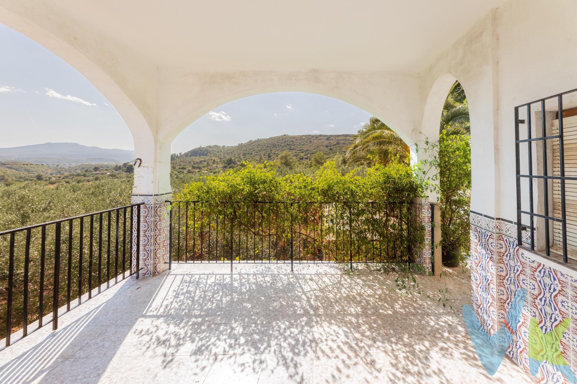 Se presenta un chalet ubicado en terreno rústico, situado en la hermosa zona de Cañada del Pavo, Turís. Esta propiedad cuenta con una edificación total de 183 m2 que incluye una vivienda de 98 m2 y un amplio garaje/trastero/almacén adicionalmente equipado con aseo exterior y paellero-merendero, ideal para disfrutar al aire libre. Destaca su espectacular cimentación capaz de soportar condiciones extremas; resistió más de 750 litros/m2 durante el fenómeno meteorológico conocido como Dana sin sufrir daños significativos. La finca está rodeada por dos extensos campos olivareros (también disponibles para la venta) que suman más de seis áreas cultivables. Es importante mencionar que esta vivienda requiere reformas adaptadas a las necesidades personales del nuevo propietario, lo cual representa una excelente oportunidad para personalizarla según sus preferencias. La descripción y los datos del presente inmueble tienen carácter meramente informativo y en ningún caso contractual. En el precio de la vivienda no están incluidos los honorarios de agencia, gastos de compraventa y/o financiación. Por mandato expreso del propietario, comercializamos este inmueble en exclusiva compartida, lo que garantiza un servicio de calidad, un trato fácil y personalizado, una gran difusión en nuestras redes compartidas y sin interferencias de terceros. Por este motivo se ruega no molestar al propietario, a los ocupantes de la propiedad, a los vecinos o conserjes del edificio si los hubiera. Si eres una agencia, llámanos colaboraremos contigo. 