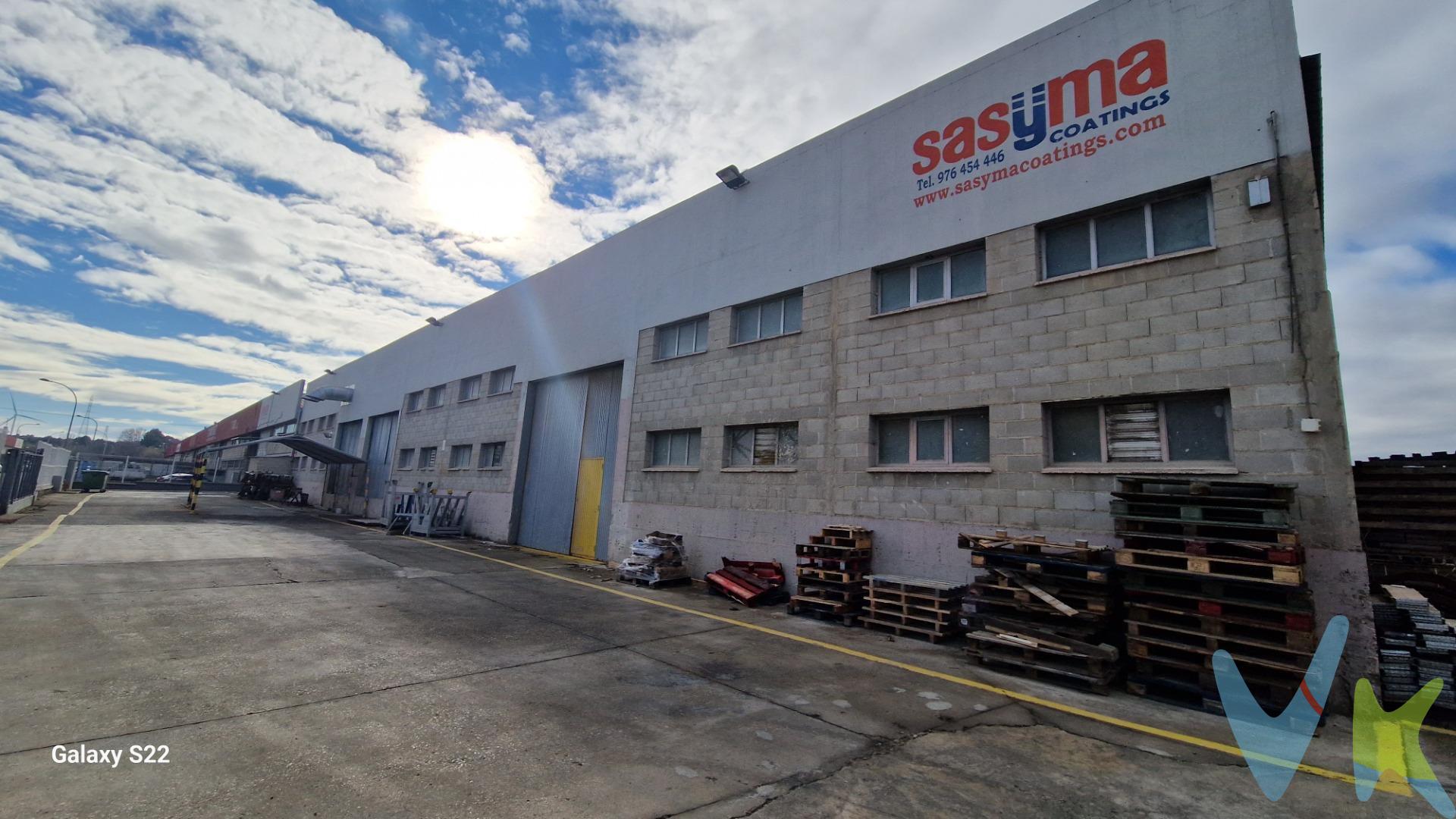 Nave industrial en venta con rentabilidad del 8% – Polígono Industrial La Cartuja, Zaragoza. Excelente oportunidad de inversión en el Polígono Industrial La Cartuja, situado a escasa distancia de Zaragoza y con buenas comunicaciones y accesos. La propiedad cuenta con una nave industrial de 2.385 m² construidos, ubicada sobre una superficie total de aproximadamente 4.000 m², ofreciendo amplitud tanto en el interior de la nave como en sus espacios exteriores. Actualmente se encuentra arrendada, proporcionando una rentabilidad del 8%, lo que la convierte en una opción especialmente atractiva para inversores que buscan un activo industrial en funcionamiento y con ingresos desde el primer momento. Uno de los principales valores añadidos de la nave es su equipamiento industrial, ya que dispone de 4 puentes grúa:. 1 puente grúa con capacidad de 8 toneladas. 3 puentes grúa con capacidad de 6,3 toneladas cada uno. Estas instalaciones aportan una importante ventaja para actividades industriales, logísticas o productivas que requieran el movimiento y manipulación de cargas pesadas. Su ubicación en un polígono muy próximo a Zaragoza, junto con las dimensiones de la propiedad, su equipamiento y la rentabilidad que genera actualmente, hacen de esta nave una interesante alternativa para quienes buscan incorporar a su patrimonio un activo industrial con inquilino y rentabilidad inmediata. Contacta con nosotros para ampliar información sobre las condiciones del arrendamiento, características de la nave y condiciones de venta. **Gastos e impuestos no incluidos. A título orientativo, en segundas transmisiones, el comprador abonará: Impuesto sobre Transmisiones Patrimoniales (ITP), tipo general en Aragón al 8% (*). Base de cálculo: mayor valor entre precio de compraventa o valor de referencia catastral. Gastos de Notaría y Registro: Aranceles variables según precio, número de copias y complejidad; cálculo según tarifas normativas. Si se precisa hipoteca: Tasación, condiciones y costes bancarios según entidad elegida por el comprador; así como gastos de gestoría y cualesquiera otros inherentes a la compraventa. No se incluyen otros gastos o tributos que puedan por Ley corresponder al comprador. Operación sujeta a doble mediación. Existen honorarios a cargo del comprador, salvo pacto en contrario, no incluidos en PVP. El consumidor conforme a la normativa vigente podrá solicitar información y documentación adicional relativa al inmueble, sus características, condiciones de la operación y del servicio de mediación en la oficina y/o a través de nuestro teléfono de contacto o mail. La agencia actúa exclusivamente como intermediaria en la compraventa, cuyas condiciones, en todo caso, estarán sujetas a la aceptación expresa del vendedor del inmueble y posterior formalización del contrato. La información suministrada se corresponde con la disponible a la fecha de publicación, pudiendo variar en función de las circunstancias o actualizaciones legales, contractuales y fiscales. Anuncio de carácter meramente informativo. Para una información exhaustiva sobre el funcionamiento, tipos impositivos y bonificaciones del ITP en Aragón, puede consultar el portal oficial de la Agencia Tributaria Autonómica. Tarifas notariales y registrales reguladas en el Anexo I del Real Decreto 1426/1989 y Anexo I del Real Decreto 1427/1989, respectivamente. Anuncio no vinculante, puede contener errores**. 