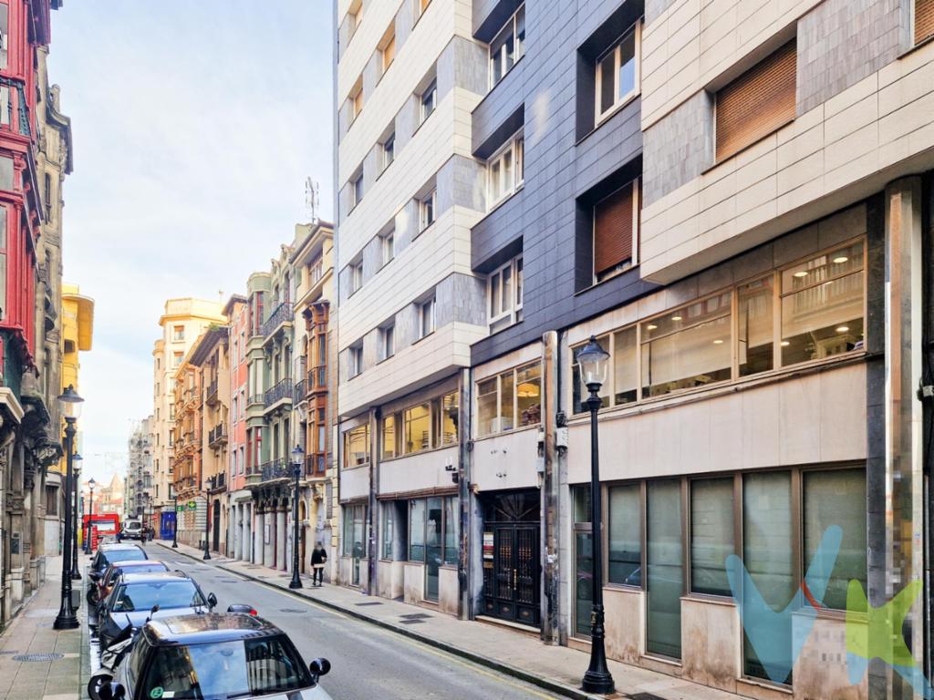 Presentamos este maravilloso piso en venta ubicado en el corazón de Gijón, Lado Puerto Deportivo y Playa San LorenzoEs una  oportunidad única para aquellos que buscan una vida urbana ,amplia y con todas las comodidades al alcance de la mano en un Buen Edificio que conserva su encanto original. Este espacioso piso destaca por su inteligente distribución y se encuentra en la segunda planta de un edificio con ascensor,  que actualmente  se encuentra instalado como Oficina.Con un total de 84 metros cuadrados útiles y 95 metros cuadrados construidos, el piso ofrece un espacio generoso y bien aprovechado.Dispone de tres habitaciones Salón Cocina con Comedor, Baño  y amplia despensa que puedes convertir en segundo baño creando un  ambiente acogedor y versátil para una familia o para aquellos que deseen tener su propia oficina en casa. La proximidad a estaciones de tren y paradas de autobús hace que la movilidad por la ciudad y sus alrededores sea tremendamente sencilla. Ideal para personas que valoran el tiempo y la eficiencia en sus desplazamientos cotidianos.Vivir en el centro de Gijón significa estar cerca de las mejores tiendas, restaurantes y centros culturales de la ciudad, sumergirse en la actividad vibrante de la zona y disfrutar de una calidad de vida excepcional.El edificio, bien mantenido, ofrece la seguridad y la tranquilidad que uno busca en su hogar y las ventanas de calidad aseguran no solo la eficiencia energética, sino también un ambiente silencioso y confortable.Para quienes piensan en inversión, tanto por su ubicación como por sus características, esta propiedad representa una excelente oportunidad con potencial de revalorización en el futuro. Invitamos a los interesados a concertar una visita para apreciar personalmente todas las bondades que ofrece este piso. Estaremos encantados de mostrarle cada rincón de este hogar, para que pueda ver de primera mano por qué es el lugar ideal para iniciar un nuevo capítulo en su vida. Una visita a esta propiedad es el primer paso para convertirla en su próximo hogar. ¡Contáctenos para más información y reserve su cita hoy mismo!En el precio no están incluidos los gastos de transmisiones patrimoniales, escritura y registro de la propiedad.