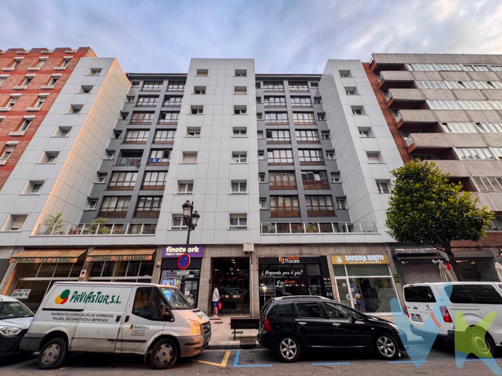 Ponemos a la venta esta esplendida propiedad en la zona de la losa, en concreto en Valentín Masip 3, muy cerca de la plaza America, en un edificio muy significativo de Oviedo, con muchísima luz y sol, gracias a su altura, una novena planta, y a su orientacio, Sureste Suroeste. La vivienda consta de 3 dormitorios salon cocina y baño, y dos despensas, una de ellas muy amplia, en la cual incluso se podría hacer un segundo baño. Con muy buena ubicación, tanto para conectarse con la salida y la entrada de la ciudad, y con un valor añadido importante ya que posee una amplia plaza de garaje en la calle Real Oviedo, a escasos 20 metros del edificio, garaje por cierto con acceso en ascensor, para una mayor comodidad. Una vivienda ideal para hacer tu primera residencia o incluso para tener una vivienda vacacional que tan necesario e importante es ahora, que Asturias es el refugio de muchas familias de fuera de nuestra region. No lo dudes más y ven a visitar esta magnifica propiedad, no te dejará indiferente.En el precio final no están incluidos el Impuesto de Transmisiones Patrimoniales ni los gastos de Notaría y registro
