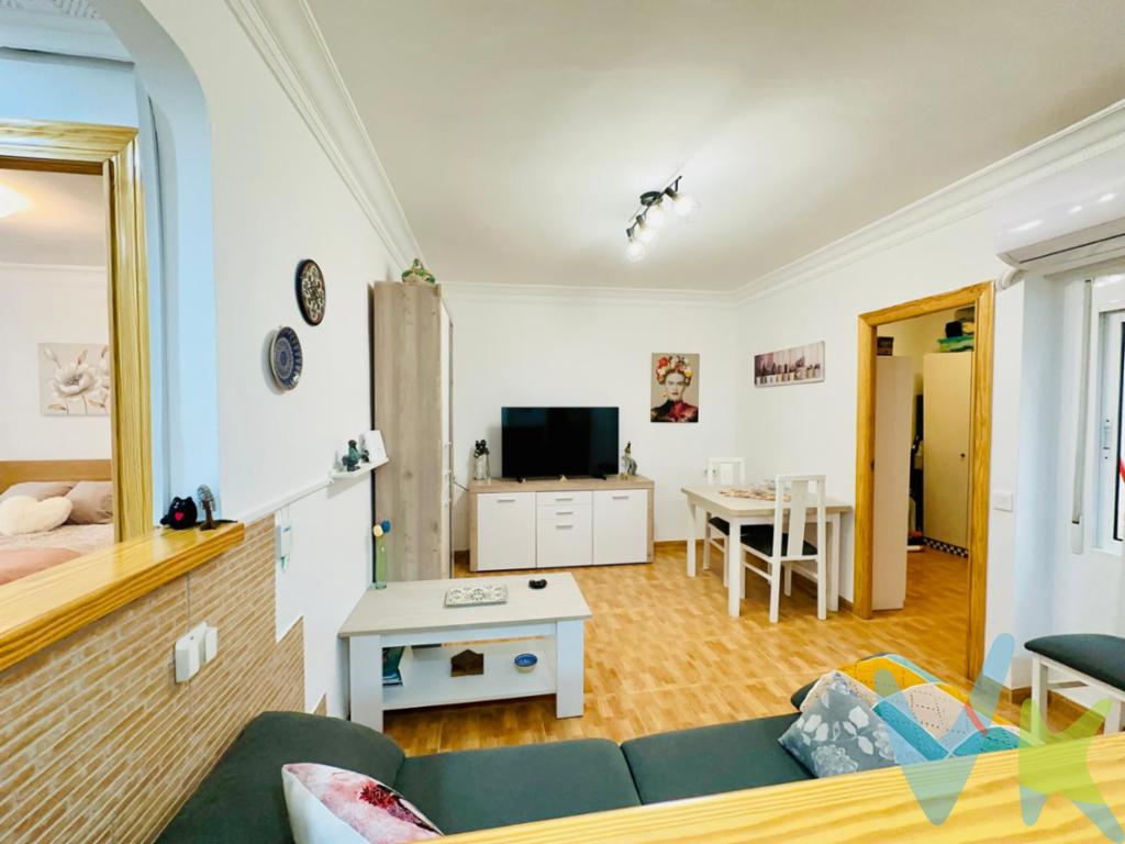 Fantástica Vivienda en Puerto de Sagunto ¡Lista para entrar a vivir!Te presentamos una estupenda oportunidad de adquirir una vivienda ubicada en una de las zonas más solicitadas y cómodas de Puerto de Sagunto, rodeada de servicios esenciales, comercios, transporte público, colegios y a pocos minutos caminando de la playa.Características principales:.Superficie aproximada de 70 m².3 habitaciones amplias y luminosas, ideales para una familia o como espacios multifuncionales.1 baño completo totalmente equipado.Espacioso salón comedor, perfecto para disfrutar de momentos en familia o con amigos.Cocina independiente amueblada y equipada con electrodomésticos, perfecta para quienes disfrutan cocinando.2 balcones, uno exterior orientado a la calle para disfrutar del aire fresco, y otro interior, muy útil como espacio adicional o tendedero.Equipado con aire acondicionado tipo Split, para asegurar tu comodidad durante todo el año.Totalmente amueblado y decorado con buen gusto, listo para entrar a vivir inmediatamente.Suelo de gres, resistente y de fácil mantenimiento.Orientación Norte/Sur, lo que garantiza una ventilación cruzada natural, fresca en verano y agradable en invierno.Segunda planta sin ascensor, con una cómoda escalera.Calificación energética: E.Ideal tanto para residir todo el año como para inversión debido a su excelente ubicación y características.¡No dejes pasar esta oportunidad de vivir en una zona privilegiada de Puerto de Sagunto!Contacta con nosotros hoy mismo para solicitar más información o concertar una visita sin compromiso.¡Te esperamos!.REF: 4612.