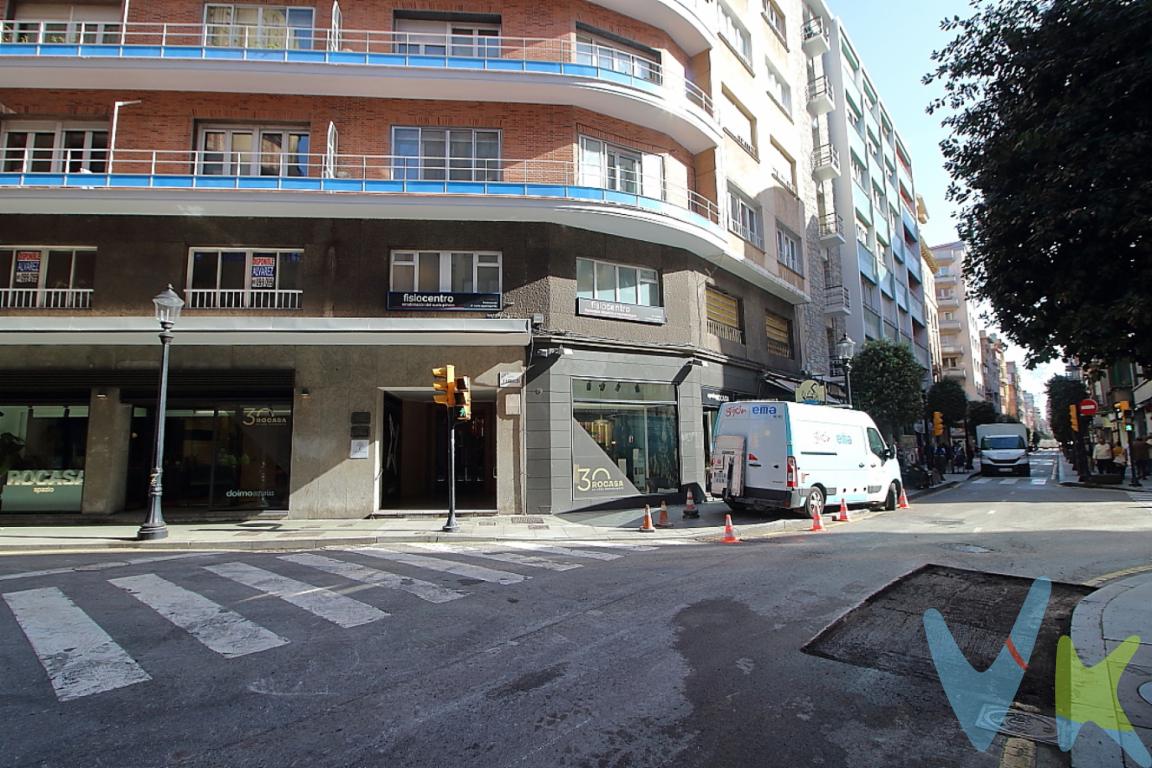 **Se vende amplio piso en el corazón de Gijón**En la vibrante ciudad de Gijón, se encuentra disponible para la venta un espléndido piso en la codiciada zona Centro. Este inmueble, ubicado en la planta primera de un edificio construido en 1960, ofrece un generoso espacio interior y una localización inmejorable para aquellos que deseen disfrutar de la vida urbana con todas las comodidades al alcance de la mano.El piso cuenta con una superficie de 143 metros construidos y dispone de 136 metros útiles, distribuidos de manera eficiente para maximizar el confort y la funcionalidad. Con cuatro habitaciones, esta propiedad es ideal tanto para familias como para quienes necesitan espacio adicional para oficina en casa o visitas frecuentes. Actualmente esta dividido en dos pisos, con dos puertas interiores.La vivienda esta para reformar a tu gusto, hay muchas posibilidades de reforma y tiene diversas ventanas al exterior a la misma calle Menéndez Valdés.El edificio tiene servicios centrales de calefacción y agua caliente.Desde el punto de vista arquitectónico, la estructura del edificio refleja el encanto clásico de los años 60, combinando solidez con detalles estéticos que aportan tanto personalidad como valor a la propiedad. La calidad de sus materiales y la atención al detalle se manifiestan en cada rincón, haciendo de este piso un lugar acogedor y lleno de carácter.Una de las grandes ventajas de esta ubicación es su excelente conectividad. Con paradas de autobús a escasos metros, desplazarse por la ciudad resulta sumamente sencillo, permitiendo al propietario disfrutar de la amplia oferta cultural, gastronómica y de ocio que Gijón tiene para ofrecer. Así mismo, la proximidad a tiendas, supermercados y servicios esenciales amplia la conveniencia de vivir en este punto estratégico. Esta justos en el eje entre el Parchís y la Plazuela san Miguel, y a escasos metros de la playa de san Lorenzo.Para quienes buscan una inversión sólida en una localidad con alta demanda, este piso representa una oportunidad excepcional de adquirir una propiedad versátil que puede adaptarse a diferentes estilos de vida y requerimientos personales.Los interesados en visitar esta joya inmobiliaria en el centro de Gijón pueden ponerse en contacto para concertar una visita. Sin duda, verlo en persona permitirá apreciar en su totalidad la amplitud, luz y calidez que las fotografías solo pueden sugerir. No dejen pasar esta oportunidad de adquirir una vivienda que une espacio, ubicación y encanto en una de las zonas más apreciadas de la ciudad. Les animamos a experimentar de primera mano todo lo que este espléndido piso tiene para ofrecer.El precio de la propiedad no incluye impuestos, gastos de registro ni notariales.