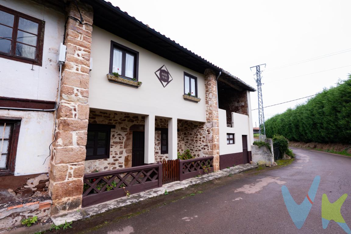 Oportunidad, a poca distancia de Villaviciosa (Asturias) os ofrecemos esta bonita casa con su finca y anejos, se ubica en la Aldea de Poreño, precioso pueblo situado a casi 400 metros de altura y que en el año 2017 fue distinguido como pueblo ejemplar de Asturias.Se trata de una casa de aldea construida en el año 1900, compuesta de planta baja y planta alta y se distribuye cocina, salón, cuatro dormitorios y baño, tiene aneja otra construcción que en su dia fue una cuadra, luego fue el lagar para hacer sidra y en la planta superior el pajar, colindante tenemos una finca de mas de cuatrocientos metros ideal para cultivar tu propio huerto o cualquier otro uso que le quieras dar.La casa está muy cuidada, Poreño es un pueblo muy tranquilo y el viaje en coche a Villaviciosa es de aproximadamente seis minutos.Poreño es uno de los pueblos que mas horreos tiene del municipio de Villaviciosa, es un pueblo precioso, con mucha historia y tradición, si teneis algo de tiempo os aconsejo leer su historia, merece la pena.El pueblo cuenta con una Asociación de Vecinos muy activa que dinamiza la vida socio-cultural con actividades de todo tipo.Y recordaros que si estais buscando una propiedad de estas características nos llameis para acompañaros a visitarla.En el precio publicitado (PVP) no está incluido el Impuesto de Transmisiones Patrimoniales ni los gastos de notaria y Registro.