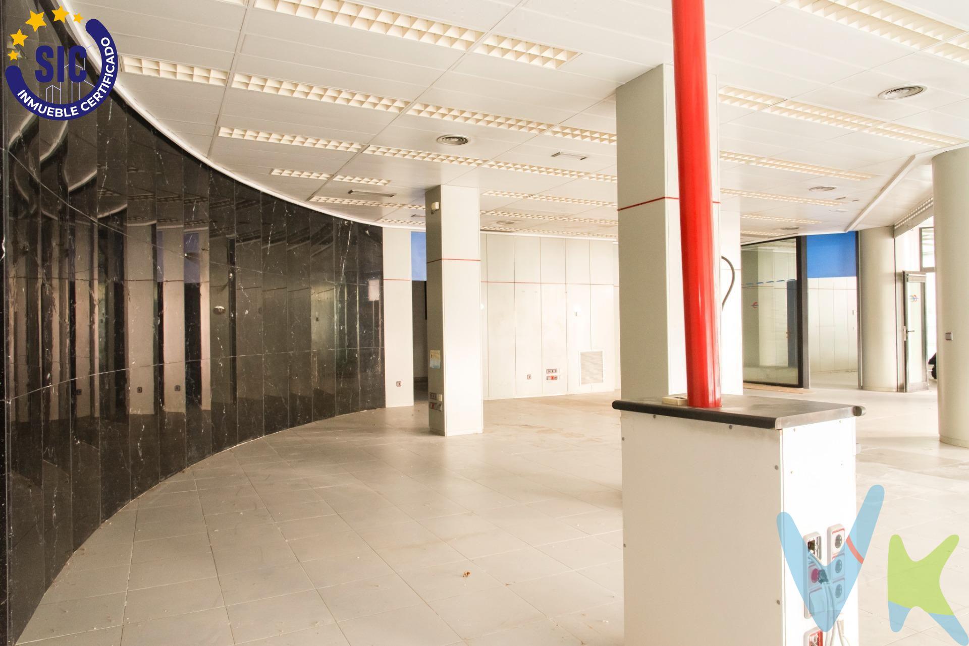 Descubre este impresionante local comercial de 1.140 m² dividido en dos espacios independientes, ubicado en una zona de alto tránsito junto al Corte Inglés, la estación de tren y la Universidad Jaume I (UJI). Una oportunidad única para empresarios e inversores que buscan visibilidad, accesibilidad y versatilidad. 🔹 Oficina bancaria equipada, con cristales de seguridad. 🔹 Taller con acceso a amplio patio exterior de 441 m². 🔹 Posibilidad de adaptar el espacio para parking público u otros usos comerciales (previa autorización). 🔹 Zona con gran afluencia de clientes potenciales y múltiples servicios. Gracias a su excelente conexión y entorno comercial consolidado, este local ofrece todo lo necesario para destacar frente a la competencia y crecer con solidez. 📍 Perfecto para bancos, talleres, clínicas, supermercados, coworkings o negocios innovadores que requieran espacio y ubicación premium. 📞 ¡No dejes pasar esta oportunidad! Ven a visitarlo y visualiza el futuro de tu negocio aquí. Este inmueble es en exclusiva, con lo que le facilitamos cualquier información sobre la vivienda. Por este motivo, solicitamos no molesten al propietario, ocupantes de la propiedad, vecinos o conserje de la comunidad. En todos los casos los precios expuestos son más impuestos y gastos derivados de la transmisión del inmueble. . 