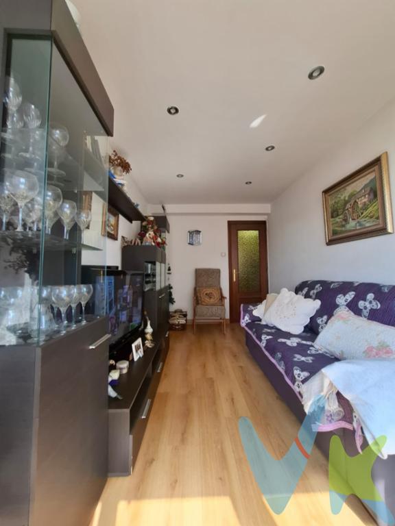 Muy cerca de la Plaza de Toros y a cinco minutos de la Playa de San Lorenzo, os traemos esta nueva exclusiva. Se trata de un piso ubicado en una sexta planta, para el que, junto con nuestro equipo hemos pensado en distintas posibilidades, desde una apuesta más tradicional a una más moderna y abierta, Actualmente dispone de un salón, cocina independiente, dos dormitorios y un baño con ventana. Tiene mucha luz y la parte que da a la calle está orientada al sur, aunque por su altura toda la vivienda es luminosa. El edificio cuenta con ascensor, la calefacción es eléctrica y el agua caliente sanitaria de gas natural. El portal se ha reformado recientemente y se han eliminado las barreras arquitectónicas. Con una perfecta comunicación con toda la ciudad mediante autobús, tiene en su alrededor, colegios, centros de salud, supermercados, comercio de proximidad, zonas verdes...., en fin lo necesario tanto para quienes busquen su vivienda habitual, como para quienes quieran tener una segunda residencia en una ciudad súper deseada cómo Gijón!!! Estamos seguros que os gustará. Lo vemos?En el precio del inmueble no se incluyen los gastos de Notaría, Registro e Impuestos asociados a la operación.