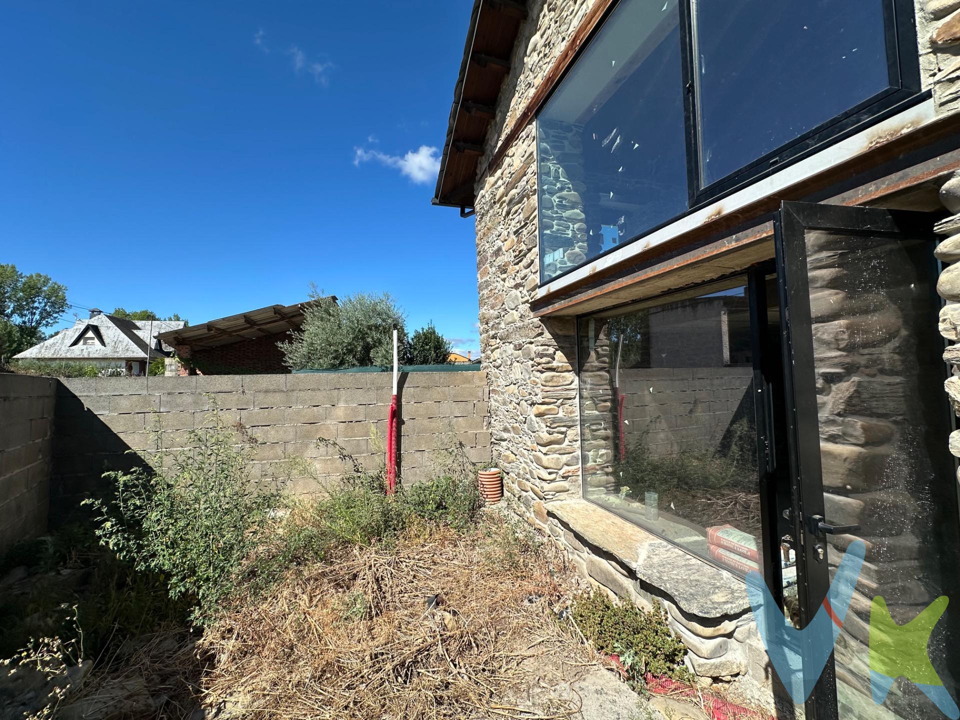 Casa con terreno en construcción en la zona de Dehesas. La propiedad presenta 2 alturas de 57 metros cuadrados cada una sobre una parcela de 211 metros cuadrados. La distribución planificada es la siguiente:. Planta baja: Hall de entrada, salón - comedor con acceso a terraza exterior y jardín, cocina americana y aseo. Planta superior: 2 habitaciones dobles y baño completo. Cabe destacar que el inmueble cuenta con la pre - instalación para la aerotermia, acometida y altas de luz y agua, ventanas con cristales de seguridad así como el tejado  está completamente nuevo. . *Por mandato expreso del propietario, comercializamos este inmueble en exclusiva, lo que garantiza el acceso a toda la información, a un servicio de calidad, en un trato fácil, sencillo y sin interferencias de terceros. Por este motivo, se ruega no molestar al propietario, a los ocupantes de la propiedad o a los vecinos. Muchas gracias por su comprensión*. 