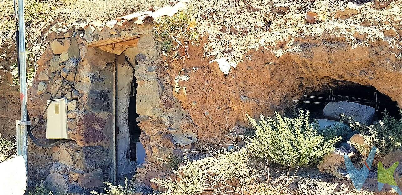 . ¡Descubre este encantador terreno situado en la majestuosa montaña de San Bartolomé de Tirajana! Con una extensión de olivos y un invernadero anexo, este terreno ofrece un escenario idílico para aquellos que buscan vivir en armonía con la naturaleza. Además, cuenta con un cuarto apero equipado con luz y agua, proporcionando todas las comodidades necesarias para aprovechar al máximo esta hermosa propiedad.