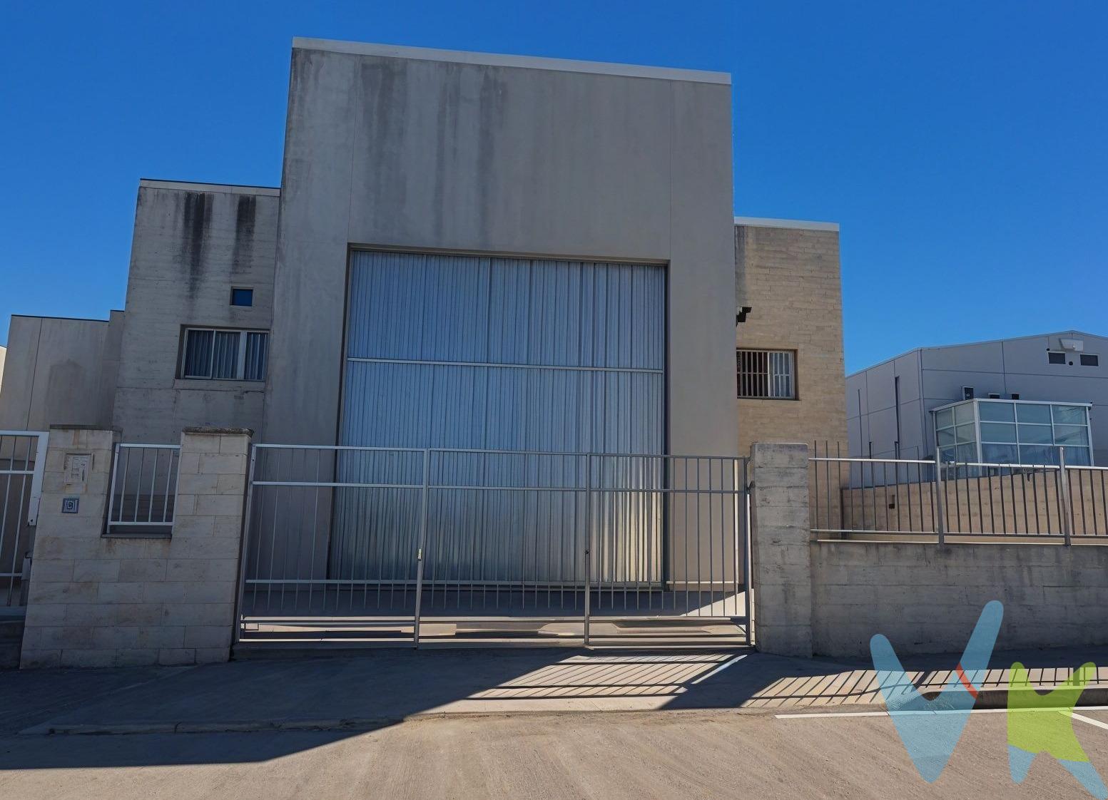 Se vende nave en el término municipal de Genovés, totalmente diáfana y desarrollada en una sola planta, ideal para uso industrial, almacén o múltiples actividades. Construida con materiales de buena calidad, ofrece una estructura sólida y duradera. El techo está realizado con paneles tipo sándwich, proporcionando buen aislamiento térmico y acústico, y las paredes están construidas con panel fenólico sobre estructura metálica. Cuenta con dos accesos independientes: uno desde la vía pública a través de un patio peatonal delantero y otro acceso directo desde el interior de la parcela, lo que facilita la operativa y distribución del espacio. La nave dispone de una superficie construida de 520,08 m², coincidente con la superficie ocupada en parcela. Además, cuenta con un patio delantero de 160 m². En su interior, dispone de una oficina de 18,42 m² y un baño de 4,13 m². La propiedad se encuentra completamente vallada, aportando seguridad y privacidad, y dispone de suministro de agua y luz. La superficie total de la parcela es de 680,08 m². Características principales:. Superficie construida: 520,08 m². Superficie parcela total: 680,08 m². Patio delantero: 160 m². Oficina: 18,42 m². Baño: 4,13 m². Nave en una sola planta. Espacio totalmente diáfano. Construcción con materiales de buena calidad. Techo con paneles tipo sándwich. Paredes de panel fenólico y estructura metálica. Doble acceso. Suministro de agua y luz. Parcela vallada. VENTA:. PVP 265.000€. Gastos e impuestos no incluidos en el precio. La compra conlleva impuestos y gastos de formalización para el comprador. A título orientativo se informa que en segundas transmisiones el ITP con carácter general en Valencia es del 10%, pudiendo existir otros tipos impositivos atendiendo a las circunstancias personales del comprador u otras circunstancias previstas legalmente. Base imponible del impuesto el mayor valor entre el precio de compraventa, la tasación o el valor de referencia catastral. En cuanto a los gastos de notaría y registro, en su caso, suelen oscilar aprox. entre 1,5% y 2,5% (aranceles variables según precio, n.º de copias y complejidad). El comprador elige notario. Si el comprador precisase de hipoteca: tasación, condiciones y costes bancarios serán según entidad elegida por el comprador, así como los gastos de gestoría, y cualesquiera otros gastos inherentes a la formalización de la compraventa que legalmente correspondan a la parte compradora, salvo pacto expreso en contrario con el vendedor. El consumidor tiene, conforme a la normativa vigente, a su disposición información y documentación adicional relativa al inmueble y condiciones de la compraventa, que podrá ser consultada en C/Joaquín Costa 4, bajo 46005 Valencia o urbe2@remax.es. Honorarios de mediación inmobiliaria a cargo del COMPRADOR: (3% del precio final de venta más IVA (21%), salvo otro pacto.); y de VENDEDOR (según acuerdo con el mismo). Se informa al consumidor que la agencia actúa como intermediaria inmobiliaria en la operación, estando cualquier eventual compraventa y sus condiciones sujeta a la aceptación expresa del propietario-vendedor y a la posterior formalización del correspondiente contrato.