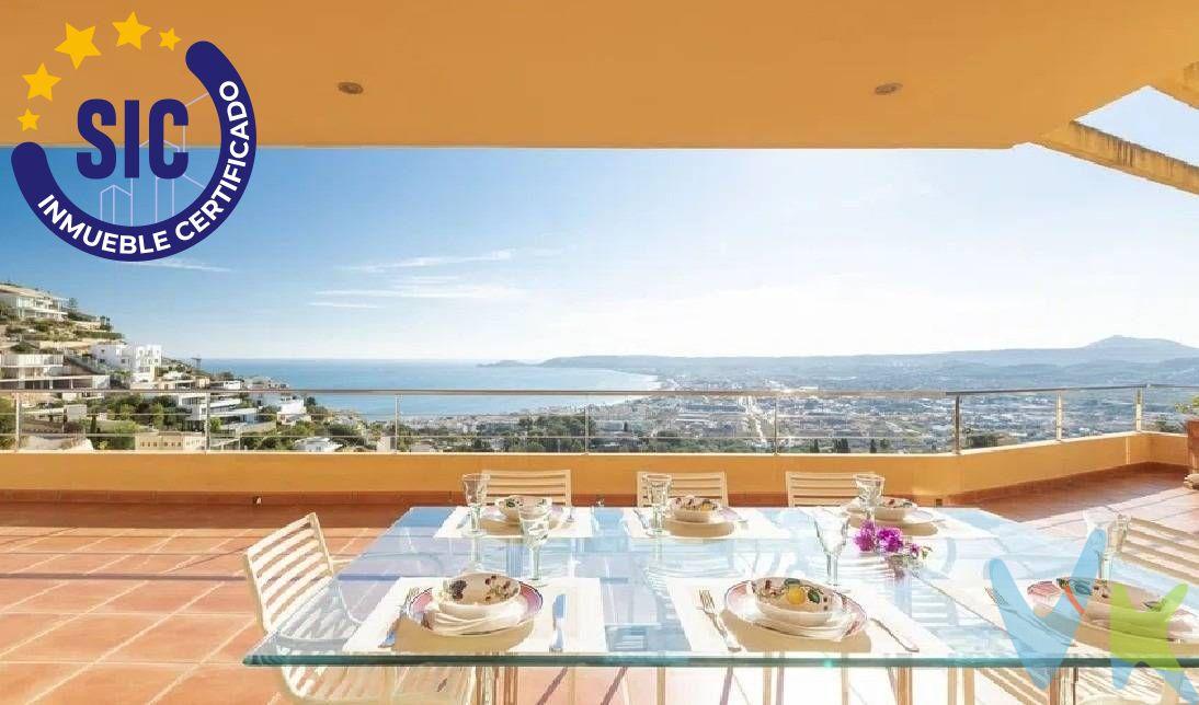 Esta impresionante villa de lujo se encuentra en la prestigiosa urbanización de La Corona, en Jávea, Alacant. Con una ubicación privilegiada, esta propiedad ofrece vistas panorámicas espectaculares a toda la bahía de Jávea. La propiedad cuenta con 5 dormitorios, todos con baño en suite excepto uno, y el quinto con posibilidad de agregarlo simplemente quitando un tabique. La villa consta de unos 306 m2 construidos, según catastro siendo las vistas y la extrema luminosidad su punto fuerte. Además hay espacio para aparcar 4 ó 5 vehículos. Está distribuida en tres niveles, con una escalera de madera y con posibilidad de incluir ascensor. La planta principal consta de hall de entrada, aseo de cortesía, cocina con lavadero y despensa, salón-comedor con chimenea, un dormitorio doble con armarios y baño con ducha en-suite. . La primera planta cuenta con dos dormitorios dobles, uno de ellos con baño con bañera en-suite y otro con acceso a la terraza, además de un precioso despacho, teniendo todos unas vistas impresionantes a la bahía de Jávea. En la planta baja se encuentran tres dormitorios dobles, todos con armarios y dos de ellos con baño con ducha en-suite. La villa ha sido construida con altos estándares de calidad, tabiques dobles, y se encuentra en excelente estado. Cuenta con una piscina privada de 27 m2, con vistas espectaculares. Dispone de baño exterior con ducha. Entre las características destacadas de esta propiedad se encuentran: la zona exterior perfecta para disfrutar de las vistas al mar, con tres terrazas enormes y calefacción por suelo radiante para mayor comodidad, una terraza cubierta para disfrutar de comidas al aire libre, y una sala de juegos en la planta sótano para el entretenimiento de toda la familia. También tiene un trastero y una bodega en la planta inferior. Además, esta villa se encuentra cerca de todos los servicios y comodidades, así como de la playa y el puerto. También cuenta con una despacho, ideal para aquellos que trabajan desde casa. . La urbanización La Corona es de las más exclusivas de Jávea, está próxima al puerto  yd  desde la cual se puede disfrutar de las mejores panorámicas de Jávea, ideal para vivir todo el año. La oferta está sujeta a cambios de precio o retirada del mercado sin previo aviso. Este anuncio en su conjunto, incluyendo textos, fotos, imágenes o cualquier otro contenido del mismo, no es vinculante dado que la información es ofrecida por terceros y puede contener errores. Se muestra a título informativo y no contractual. Número de Registro de Agentes de Intermediación Inmobiliaria de la Comunidad Valenciana: RAICV-3991. El precio no incluye lo siguiente: honorarios de la agencia inmobiliaria, impuestos (IVA, ITP) y otros gastos de la Compraventa (notaria, gestoría y registro). Por mandato expreso del propietario, comercializamos este inmueble en exclusiva, lo que le garantiza el acceso a toda la información, a un servicio de calidad, un trato fácil, sencillo y sin interferencias de terceros. Por este motivo, se ruega no molestar al propietario, a los ocupantes de la propiedad o a los vecinos. Muchas gracias por tu comprensión. Si eres agente inmobiliario y tienes un cliente para este inmueble, llámanos: estaremos encantados de colaborar. 