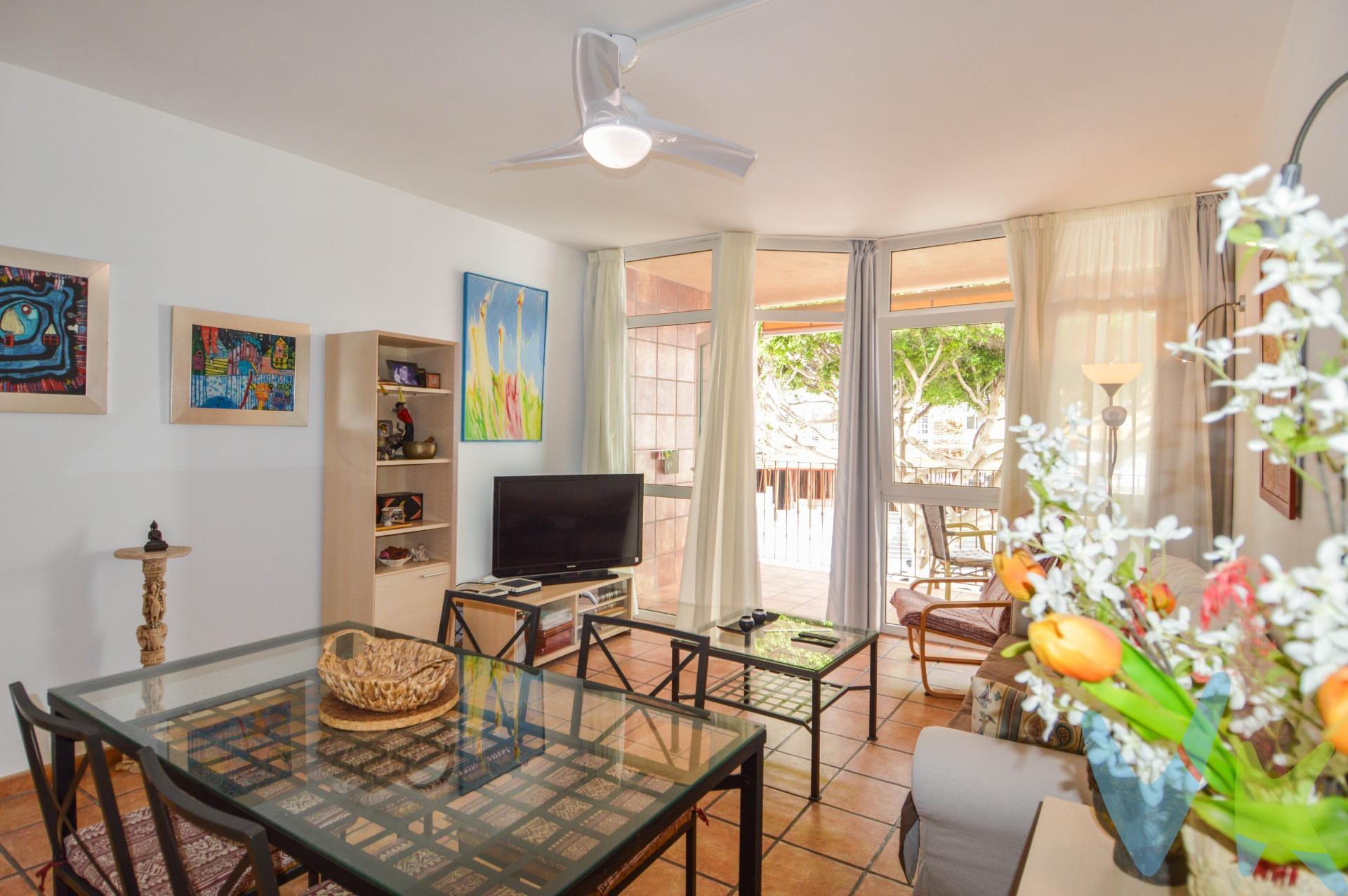 Descubre este encantador apartamento situado en una ubicación privilegiada, a tan solo 50 metros de la hermosa playa de Arguineguín. El complejo dispone de ascensor, amplio solarium y garage. Se encuentra en excelente estado, listo para entrar a vivir sin necesidad de reformas. . Ideal para disfrutar del sol y el mar, esta propiedad cuenta con una acogedora terraza perfecta para relajarse o compartir momentos inolvidables, espacioso salón bien iluminado, cocina equipada, un dormitorio y un baño completo con lavadora-secadora. . Cuota de comunidad mensual de 60 euros con gastos no incluidos. * Plaza de garage a la venta (opcional). La zona está rodeada por centros comerciales y colegios, bares, restaurantes, tiendas de moda, parada de autobús..lo que facilita un estilo de vida cómodo y práctico. . * Visitas a la propiedad *: Todos los interesados en ver la propiedad deberán presentar un documento de identificación válido, como DNI, NIE o pasaporte, antes de la visita. Además, se requerirá que firmen una hoja de visita al ingresar a la propiedad. INFORMACION ADICIONAL:. - El uso de la propiedad estará siempre sujeto a la legislación vigente. - El precio de venta no incluye impuestos ni gastos de compraventa, como el Impuesto de Transmisiones Patrimoniales (6.5% o 1% en el caso de primera transmisión más IGIC correspondiente en este último caso), honorarios del Registro de la Propiedad, notaría y gestoría. - La información sobre la propiedad está sujeta a posibles errores y cambios involuntarios. . . . 