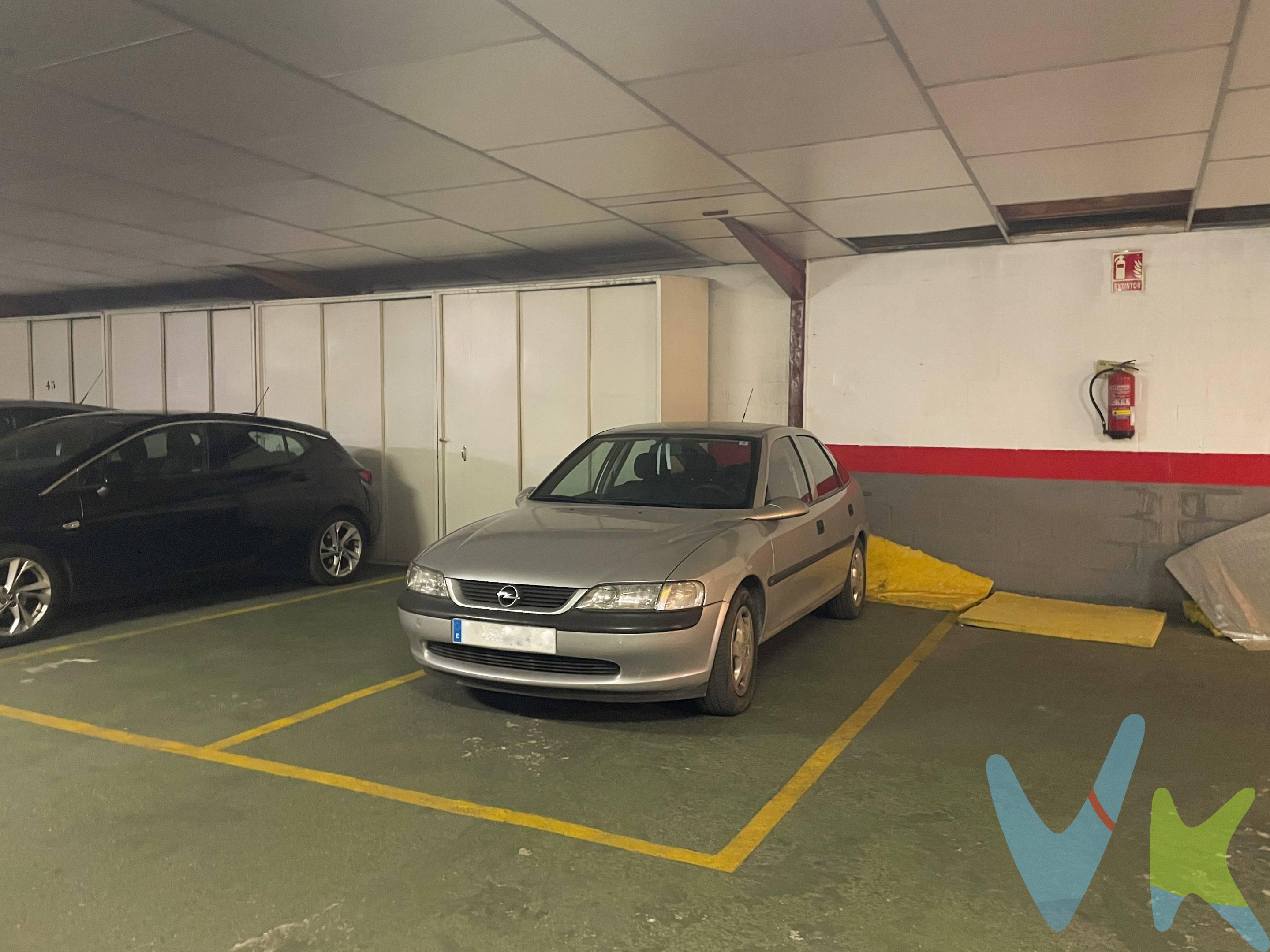 Se vende amplia plaza de garaje situada en la calle Argualas, en el barrio de Casablanca. La plaza cuenta con 13,75 m² útiles, con unas dimensiones de 2,23 m de ancho x 6,16 m de largo, lo que permite aparcar cómodamente un coche de tamaño medio o grande. Destaca por su excelente acceso, una amplia zona de maniobra y la facilidad para estacionar, haciendo las entradas y salidas rápidas y cómodas. Una excelente oportunidad tanto para uso particular como para inversión, en una zona con alta demanda de aparcamiento. Precio: 17.000 €. Gastos de comunidad: 100€/año e IBI: 12,98€/año. . Para más información o concertar una visita, no dudes en contactar. Gastos e impuestos no incluidos. A título orientativo, en segundas transmisiones, el comprador abonará: Impuesto sobre Transmisiones Patrimoniales (ITP), tipo general en Aragón al 8% (*). Base de cálculo: mayor valor entre precio de compraventa o valor de referencia catastral. Gastos de Notaría y Registro: Aranceles variables según precio, número de copias y complejidad; cálculo según tarifas normativas. Si se precisa hipoteca: Tasación, condiciones y costes bancarios según entidad elegida por el comprador; así como gastos de gestoría y cualesquiera otros inherentes a la compraventa. No se incluyen otros gastos o tributos que puedan por Ley corresponder al comprador. Operación sujeta a doble mediación. Existen honorarios a cargo del comprador, salvo pacto en contrario, no incluidos en PVP. El consumidor conforme a la normativa vigente podrá solicitar información y documentación adicional relativa al inmueble, sus características, condiciones de la operación y del servicio de mediación en la oficina y/o a través de nuestro teléfono de contacto o mail. La agencia actúa exclusivamente como intermediaria en la compraventa, cuyas condiciones, en todo caso, estarán sujetas a la aceptación expresa del vendedor del inmueble y posterior formalización del contrato. La información suministrada se corresponde con la disponible a la fecha de publicación, pudiendo variar en función de las circunstancias o actualizaciones legales, contractuales y fiscales. Anuncio de carácter meramente informativo. Para una información exhaustiva sobre el funcionamiento, tipos impositivos y bonificaciones del ITP en Aragón, puede consultar el portal oficial de la Agencia Tributaria Autonómica. Tarifas notariales y registrales reguladas en el Anexo I del Real Decreto 1426/1989 y Anexo I del Real Decreto 1427/1989, respectivamente. Anuncio no vinculante, puede contener errores. . 