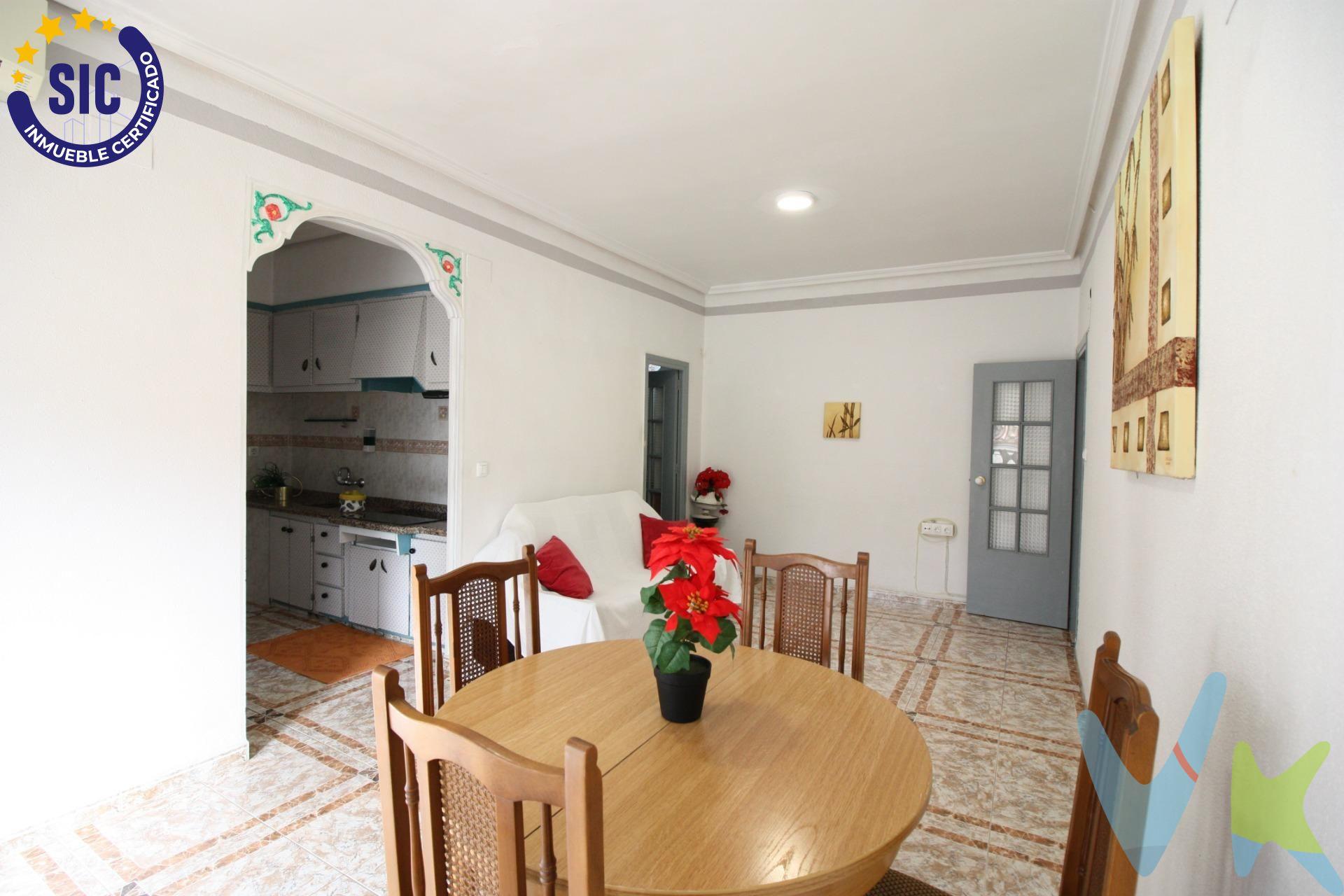 Se ofrece a la venta vivienda situada en primera planta sin ascensor, ubicada en el municipio de Alginet. El inmueble se distribuye en tres dormitorios, cocina, un baño completo, galería y terraza interior tipo deslunado, destinada a ventilación e iluminación natural de la vivienda. La propiedad cuenta con una distribución cómoda y funcional, con estancias bien definidas y buen aprovechamiento del espacio. Presenta posibilidades de actualización según las preferencias del comprador. Localizada en una zona consolidada, con acceso cercano a servicios básicos, comercios, transporte y centros médicos. Una buena opción tanto para vivienda habitual como para inversión.Mientras te lo piensas entra en nuestro enlace y disfruta del tour virtual que hemos preparado para ti. https://my.matterport.com/show/?m=3KaPQ6GQ8Me. Los datos e información contenida en este anuncio no son vinculantes sino meramente informativos, la oferta está sujeta a cambios de precio, textos, fotos o cualquier otro contenido inesperado, la inmobiliaria se reserva el poder de modificarlo en cualquier momento. La venta de esta vivienda se gestiona mediante contrato de EXCLUSIVA COMPARTIDA por lo que se trabaja con más de 150 Inmobiliarias. Los gastos de la venta tales como notaría, registro y honorarios no están incluidos en el precio. . . . 