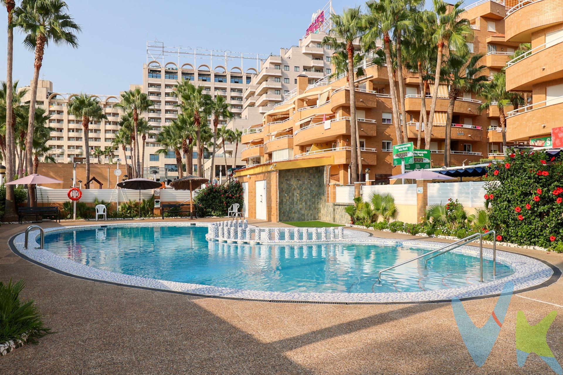 Te presentamos este bonito apartamento en primera línea de playa con vistas lateral al mar. La vivienda esta distribuida en dos habitaciones dobles con armarios empotrados, dos baños completos uno con bañera, en la habitación de matrimonio y el de invitados con ducha, cocina independiente totalmente equipada, salón comedor y  terraza con unas agradables vistas al mediterráneo, ideal para disfrutar de un buen desayuno o un bonito atardecer gracias a su orientación norte. Además cuenta con plaza de parking, piscina comunitaria y zonas infantiles. Su localización, servicios y caracteristicas convierten a este inmueble en una inversión inmejorable, tanto para disfrutar personalmente como para obtener una excelente rentabilidad. A pie de playa, Marina d'Or – Ciudad de Vacaciones, y dentro sus 500.000 metros cuadrados de zonas verdes y ajardinadas, ofrece 24.000 metros cuadrados de césped natural en primera línea, ideales para tus vacaciones con niños y una alternativa perfecta al resto de playas de arena del complejo. Esta zona verde, está equipada con kioscos de playa, zona náutica y jardines, hacen las delicias de niños y mayores. Las playas Morro de Gos y Amplàries, conforman la línea de costa de Marina d'Or Ciudad de Vacaciones y están equipadas, en la época estival, de puesto de Cruz Roja y categoría de playa accesible. Su calidad de servicios queda certificada con la ISO 14001 y Q de Qualitur. Los metros útiles son aproximados. Este inmueble es en exclusiva, con lo que le facilitamos cualquier información sobre la vivienda. Por este motivo, solicitamos no molesten al propietario, ocupantes de la propiedad, vecinos o conserje de la comunidad. . Muchas gracias por su comprensión. El precio indicado puede sufrir variaciones. En todos los casos los precios expuestos son más impuestos y gastos derivados de la transmisión del inmueble.